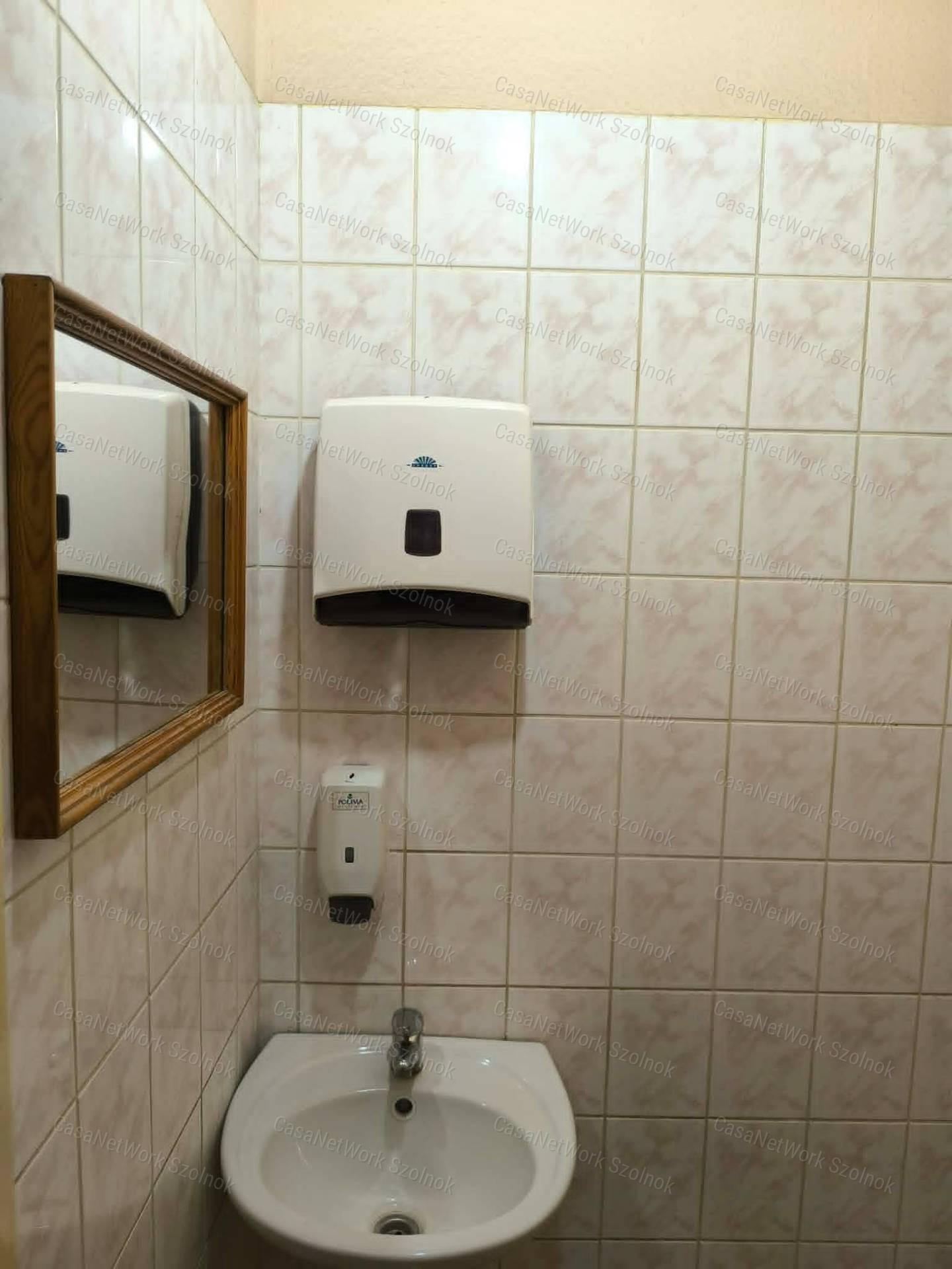 Cibakháza Központjában Üzlethelyiség pincével Eladó