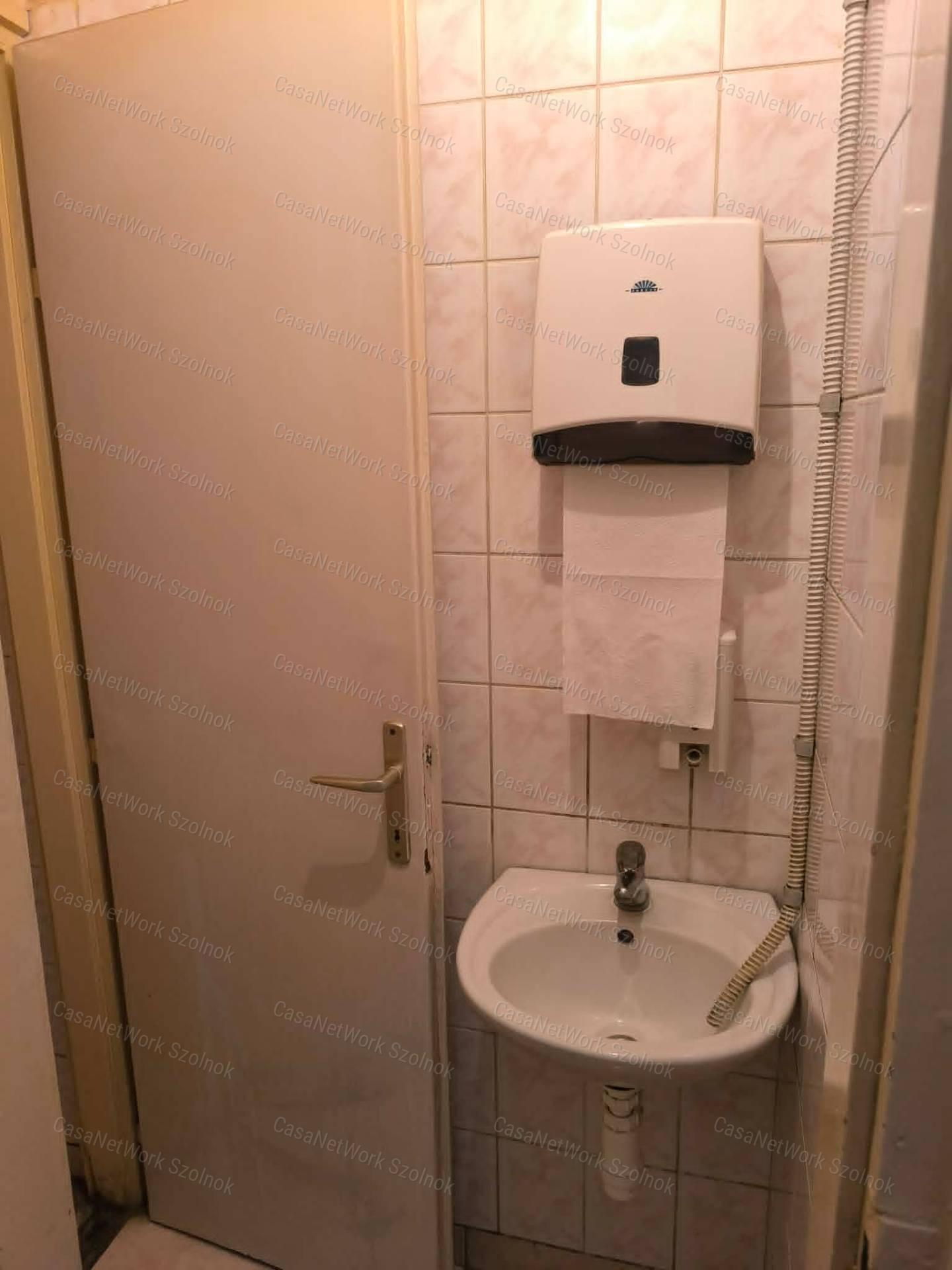 Cibakháza Központjában Üzlethelyiség pincével Eladó