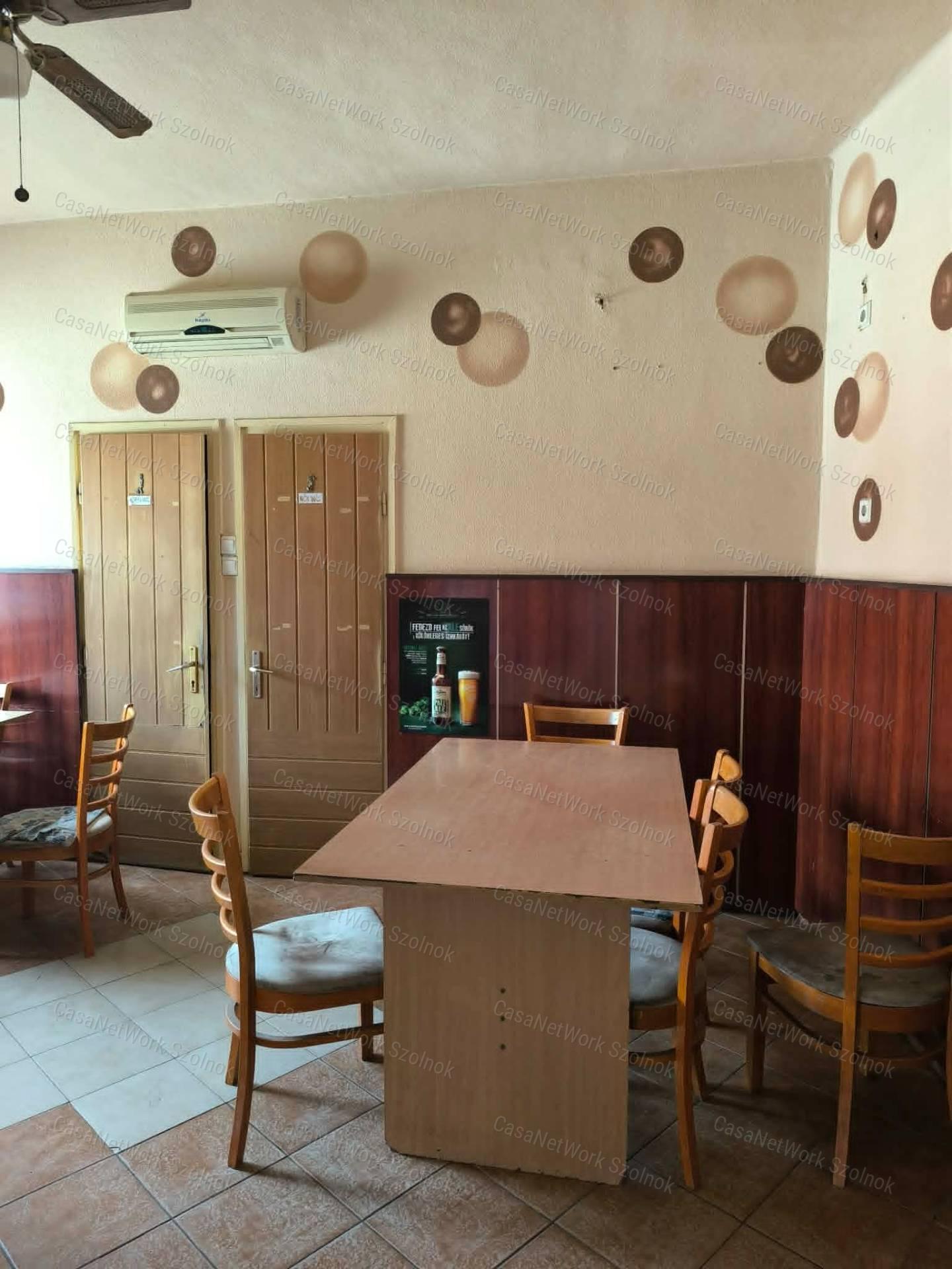 Cibakháza Központjában Üzlethelyiség pincével Eladó