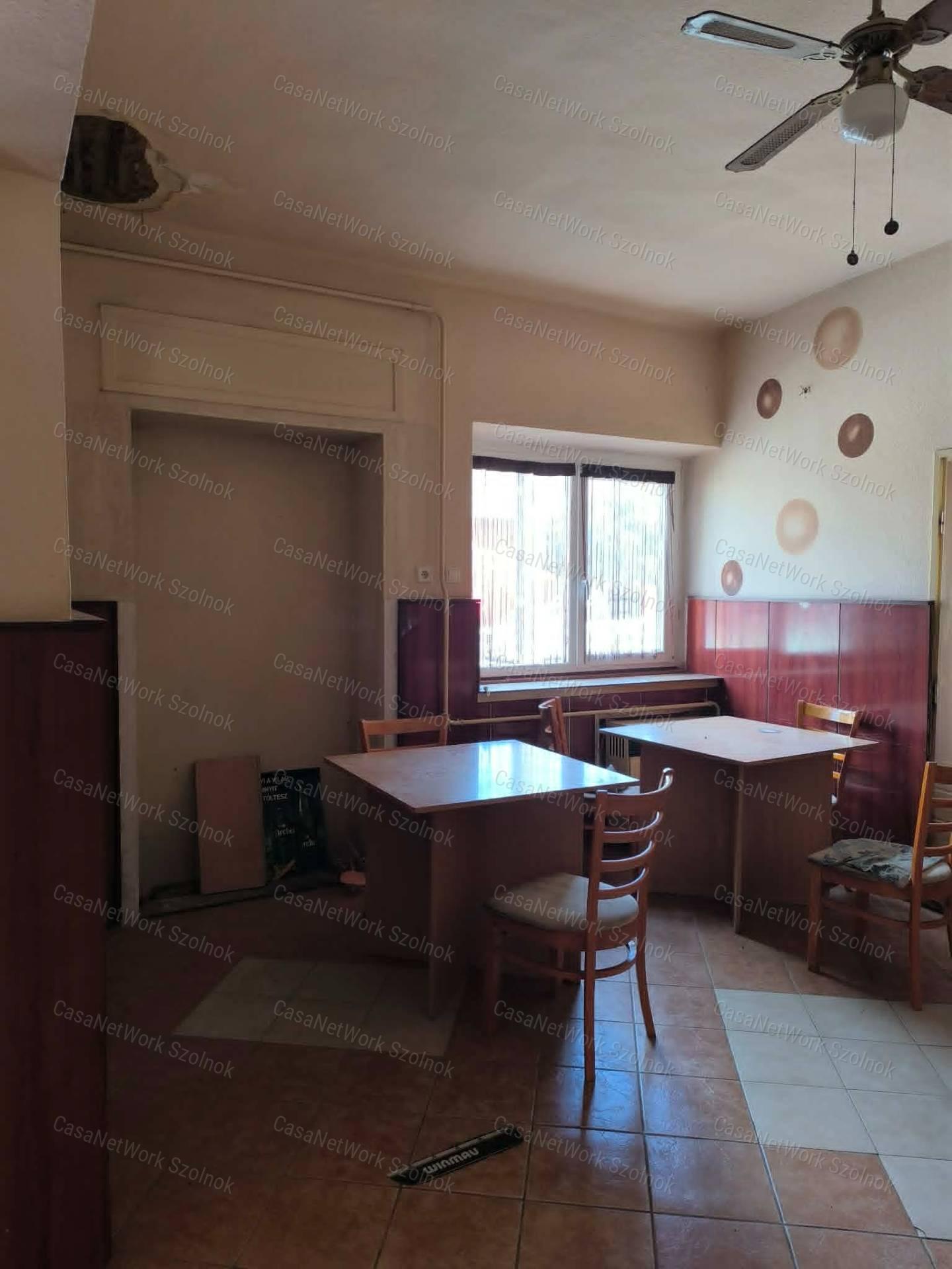 Cibakháza Központjában Üzlethelyiség pincével Eladó