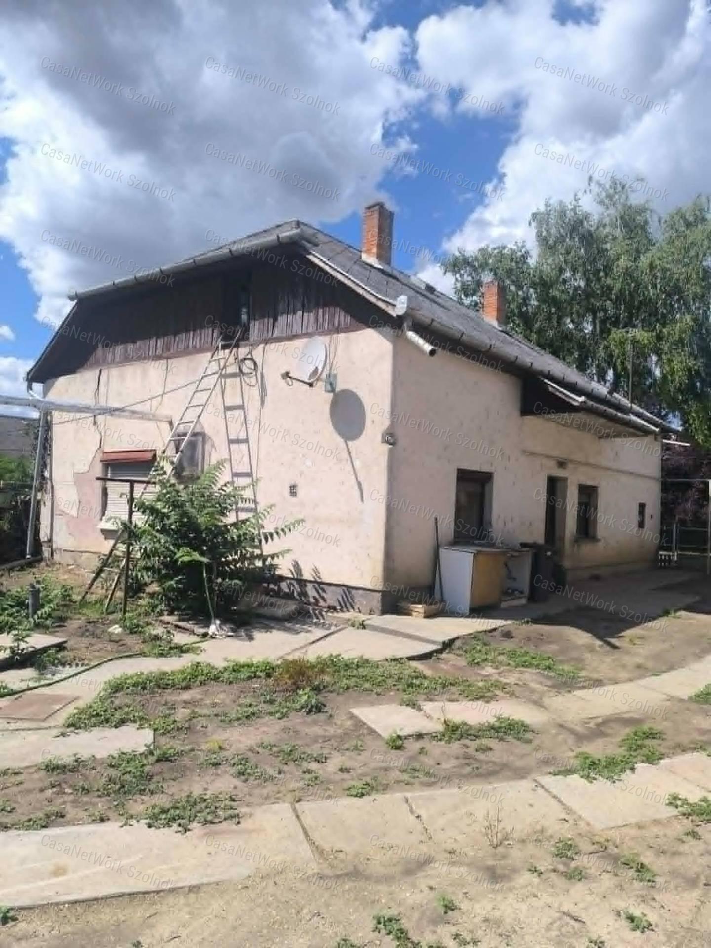 Eladó Tiszaföldvár kedvelt részén egy 3 szobás családi ház