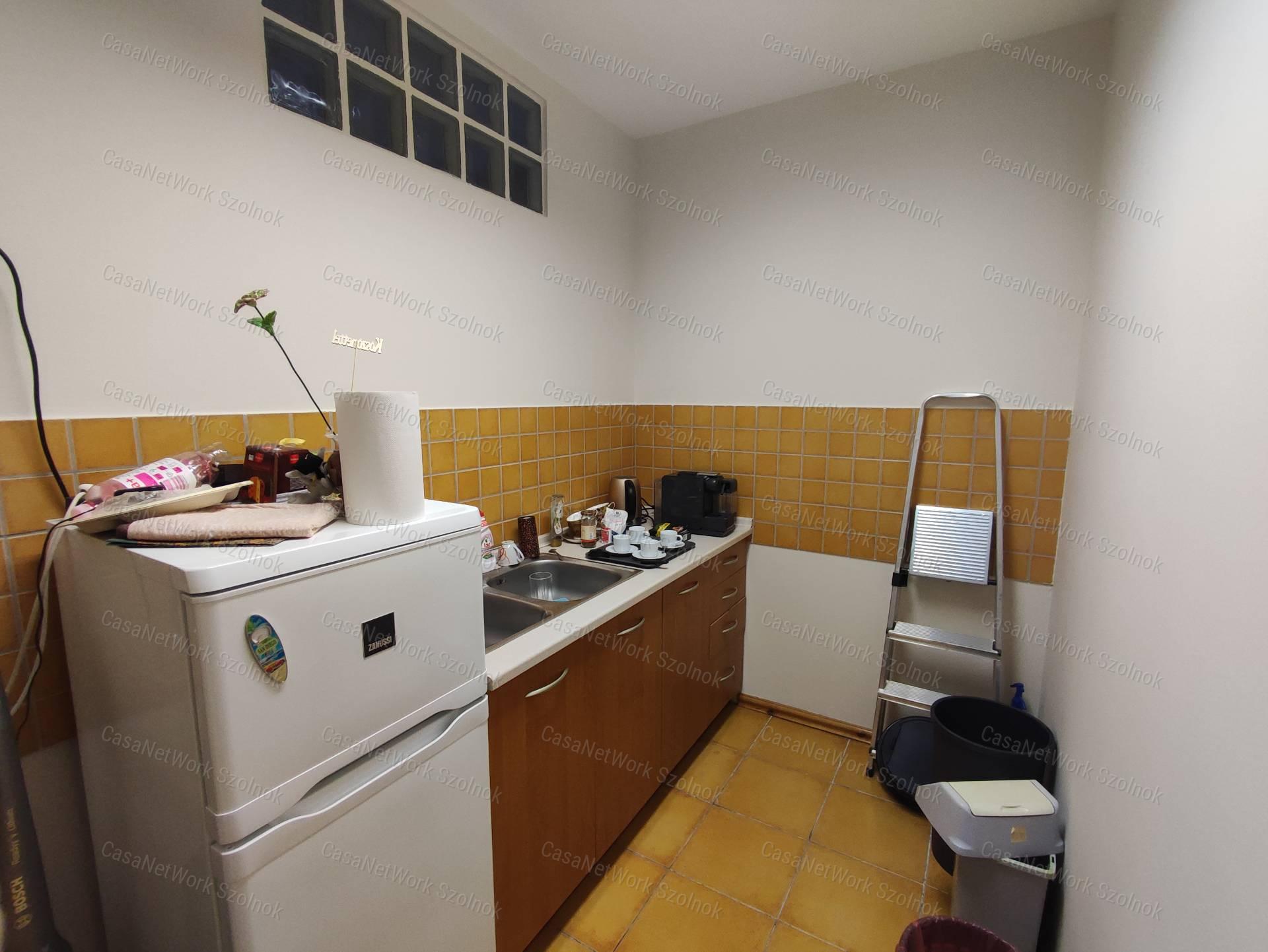 Kiadó irodahelyiség Szolnokon, a Tófenék úton