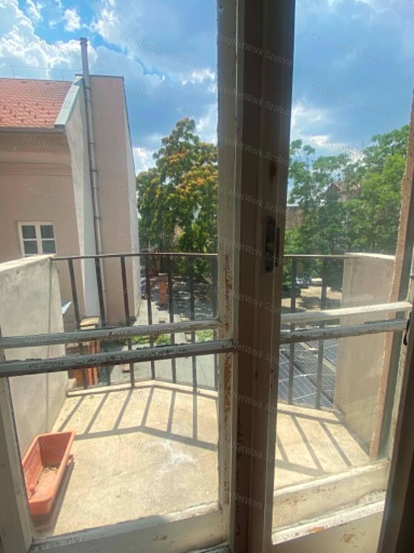 Szolnokon a Kossuth téren 1 szobás lakás eladó!