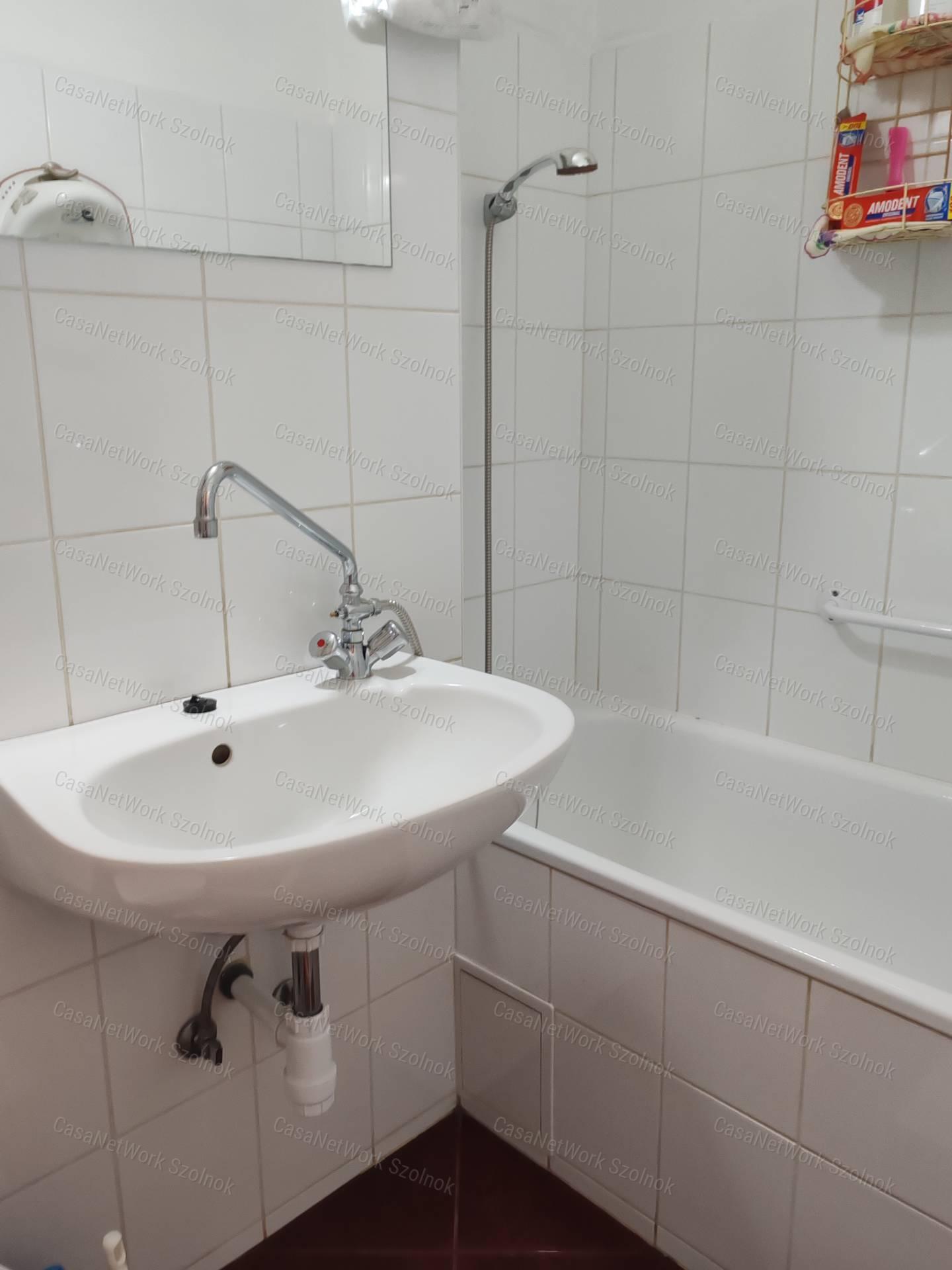 Szolnok, Tallinn városrészében 1.emeleti, 1+1félszobás lakás eladó!