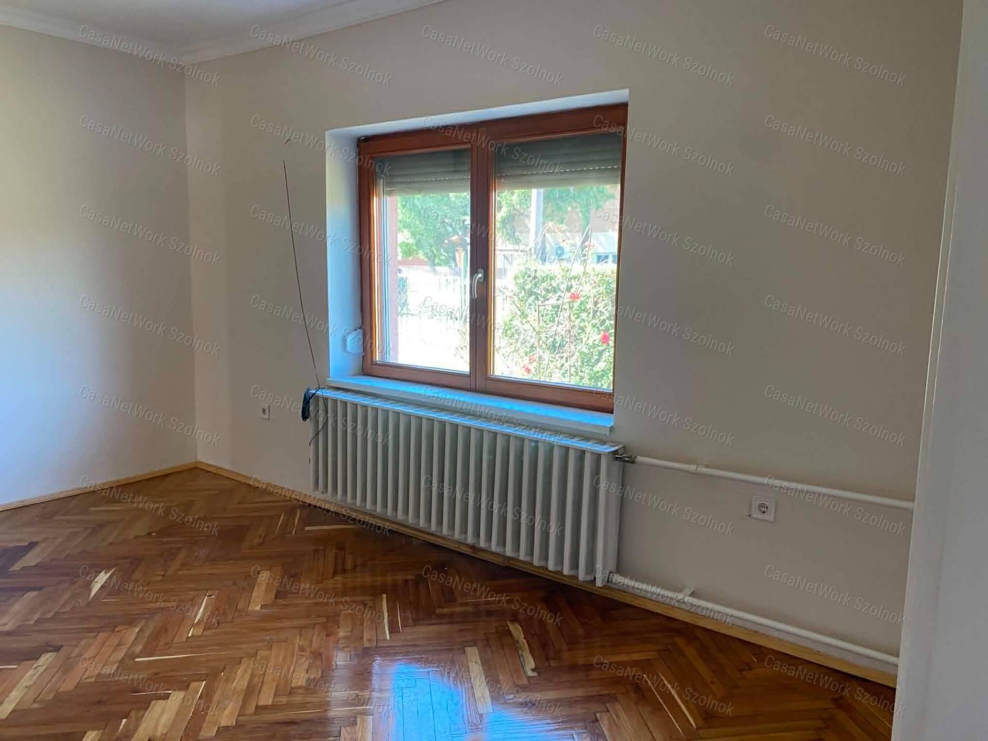 Szolnokon felújított 2 szobás családi ház eladó!