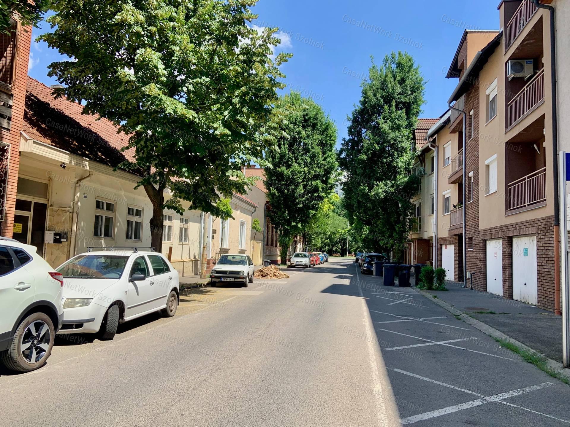 Eladó Szolnok belvárosában egy Exkluzív 88m2-es belső kétszintes lakás