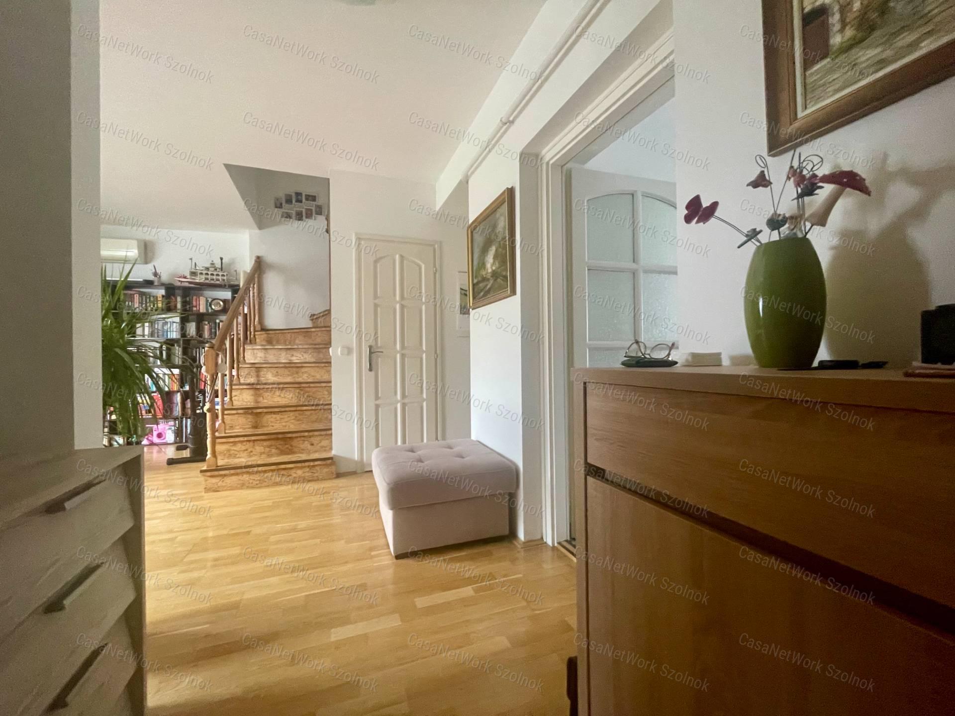 Eladó Szolnok belvárosában egy Exkluzív 88m2-es belső kétszintes lakás
