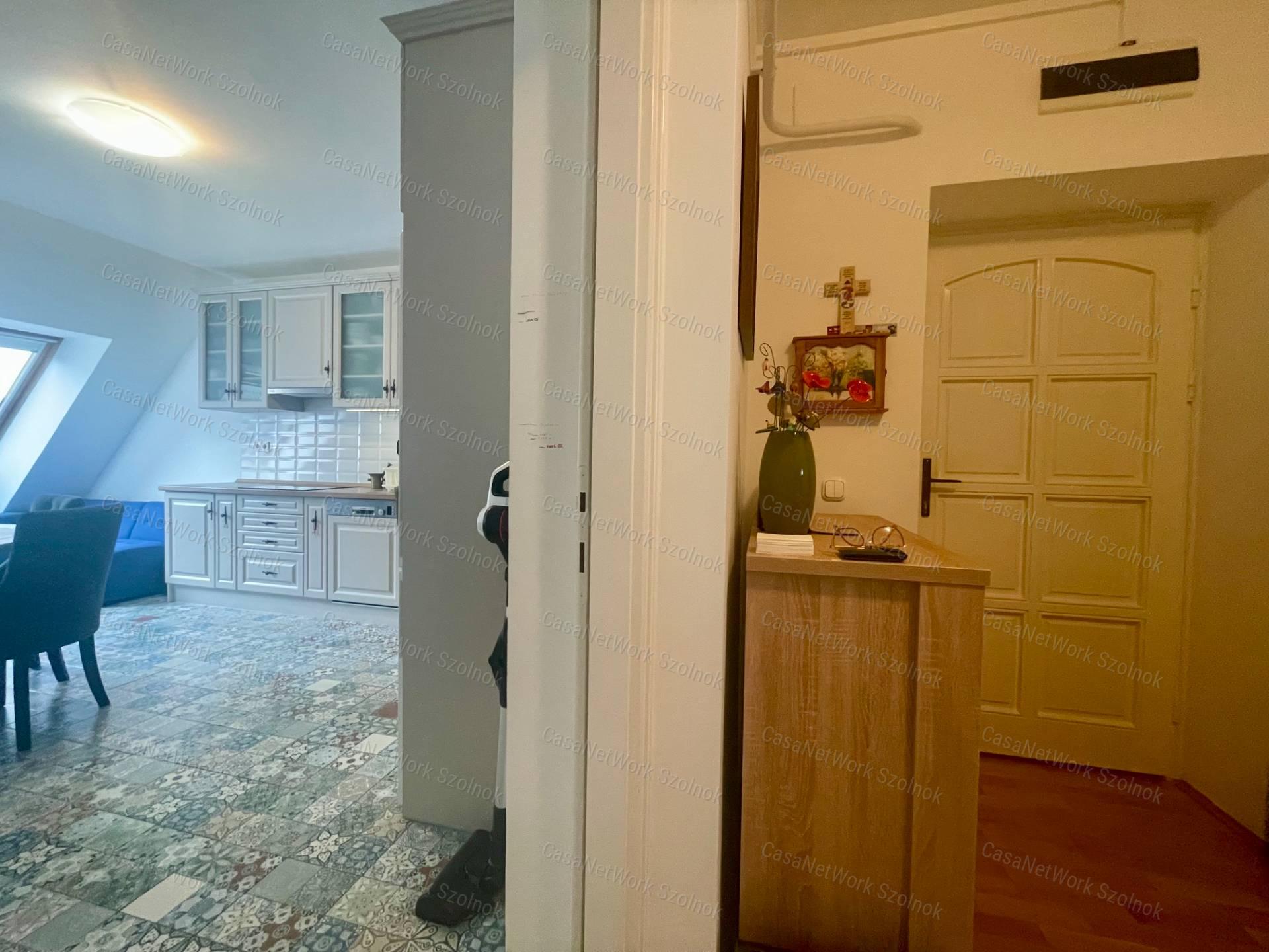 Eladó Szolnok belvárosában egy Exkluzív 88m2-es belső kétszintes lakás