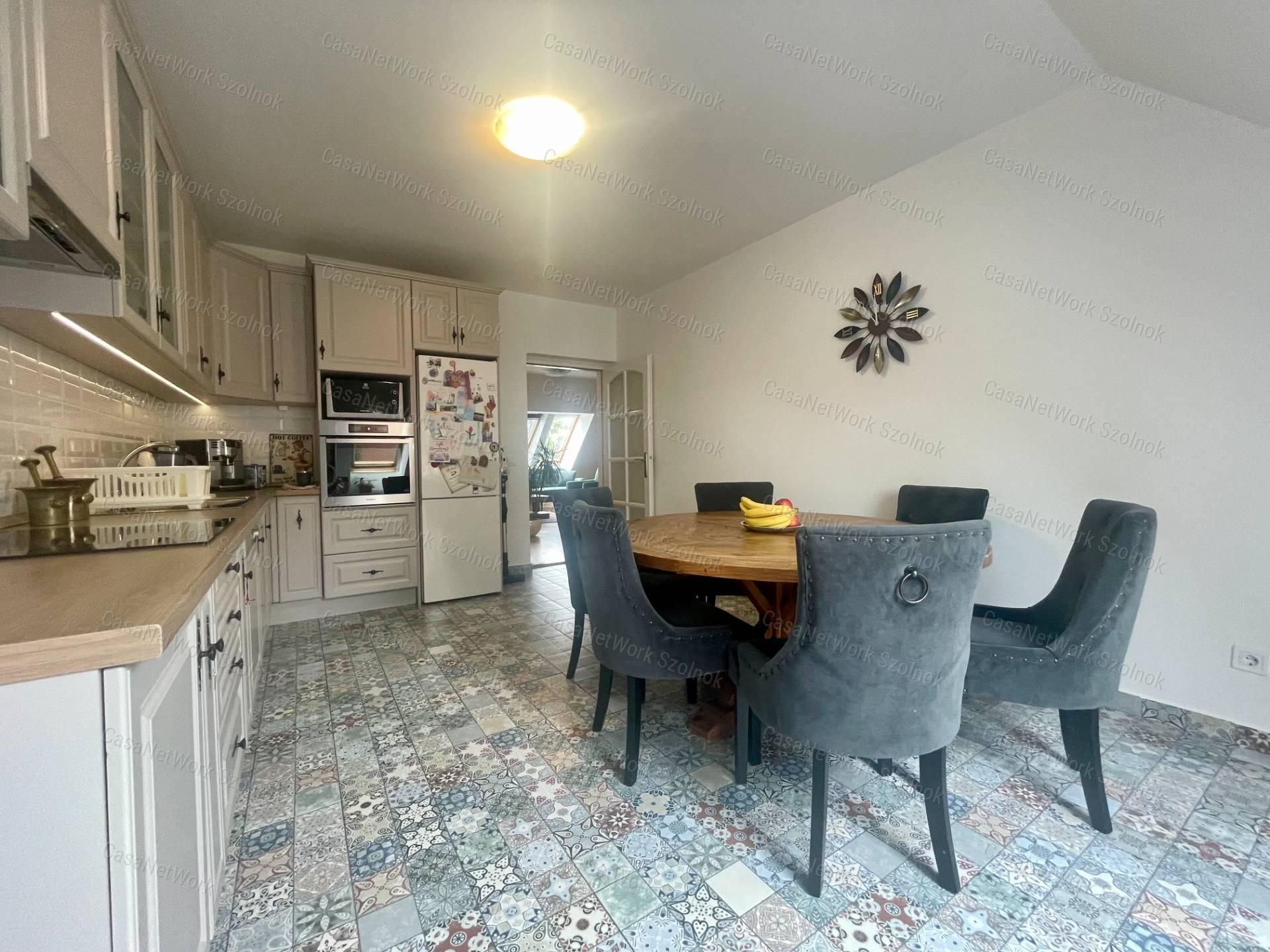 Eladó Szolnok belvárosában egy Exkluzív 88m2-es belső kétszintes lakás