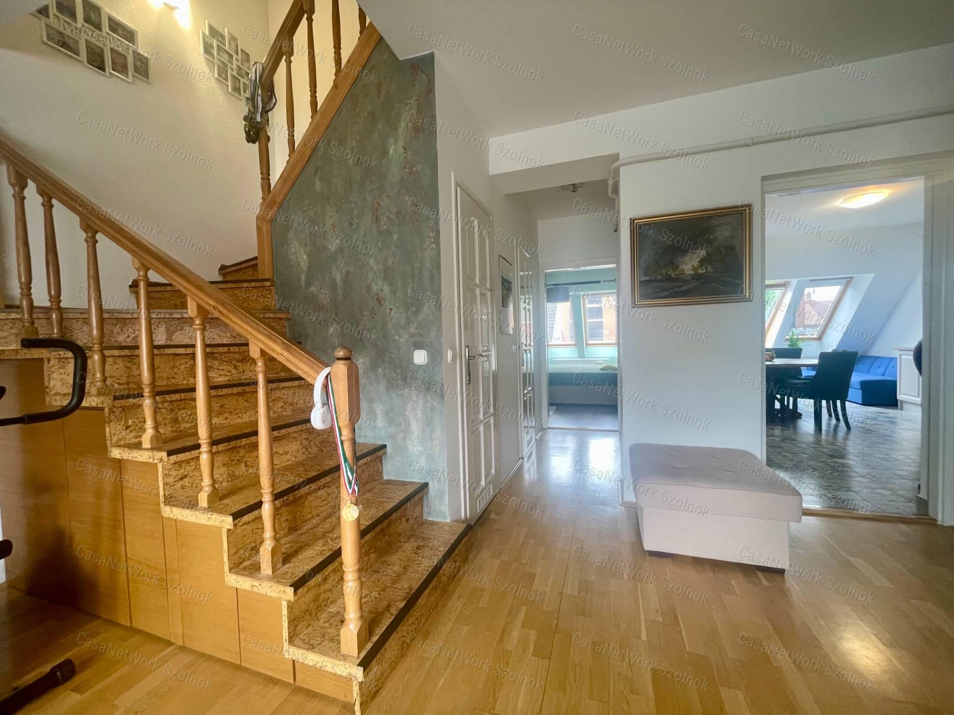 Eladó Szolnok belvárosában egy Exkluzív 88m2-es belső kétszintes lakás
