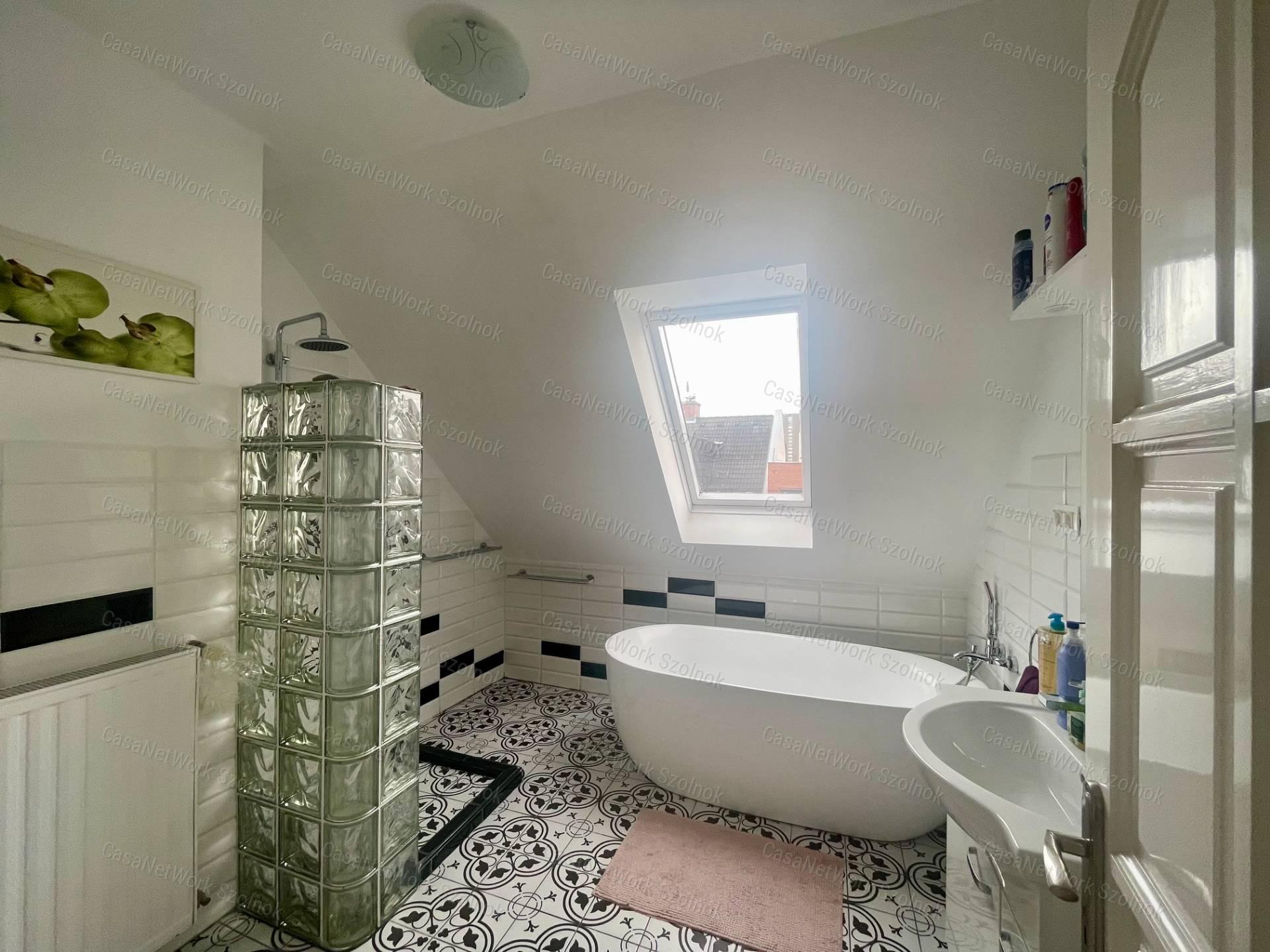 Eladó Szolnok belvárosában egy Exkluzív 88m2-es belső kétszintes lakás