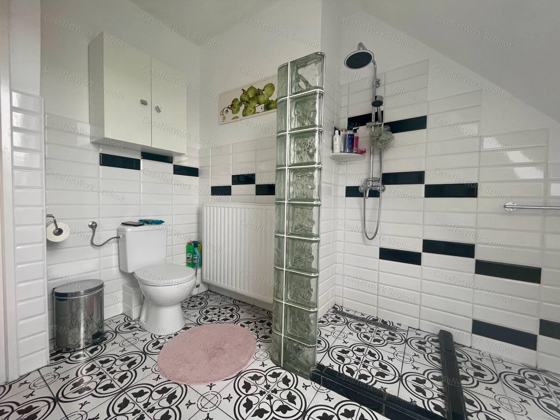 Eladó Szolnok belvárosában egy Exkluzív 88m2-es belső kétszintes lakás