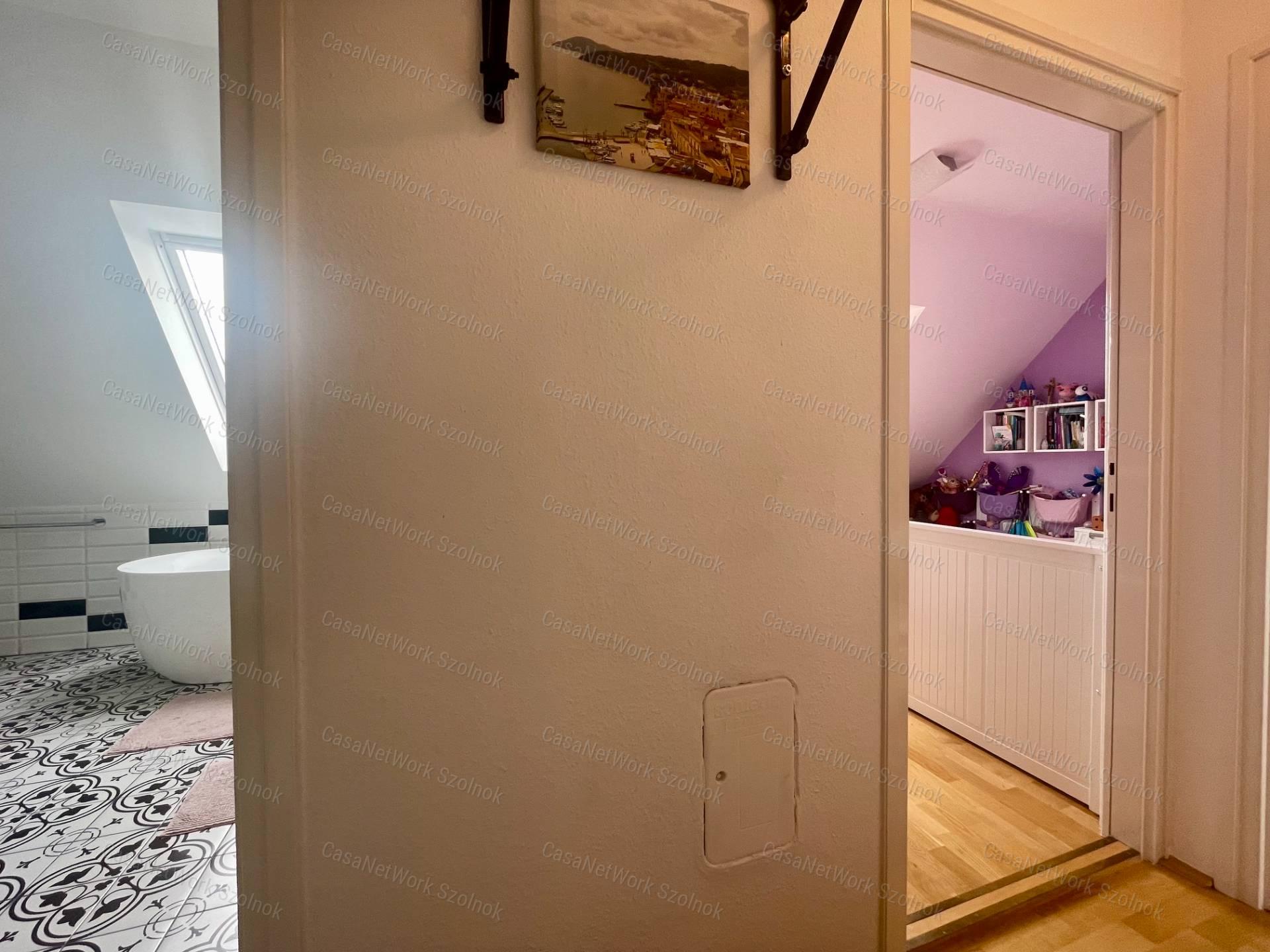 Eladó Szolnok belvárosában egy Exkluzív 88m2-es belső kétszintes lakás