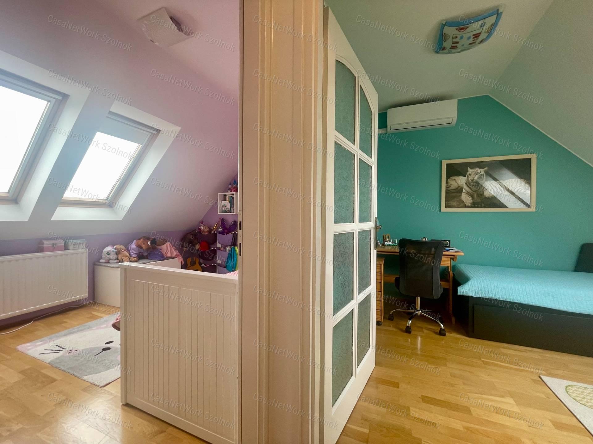 Eladó Szolnok belvárosában egy Exkluzív 88m2-es belső kétszintes lakás