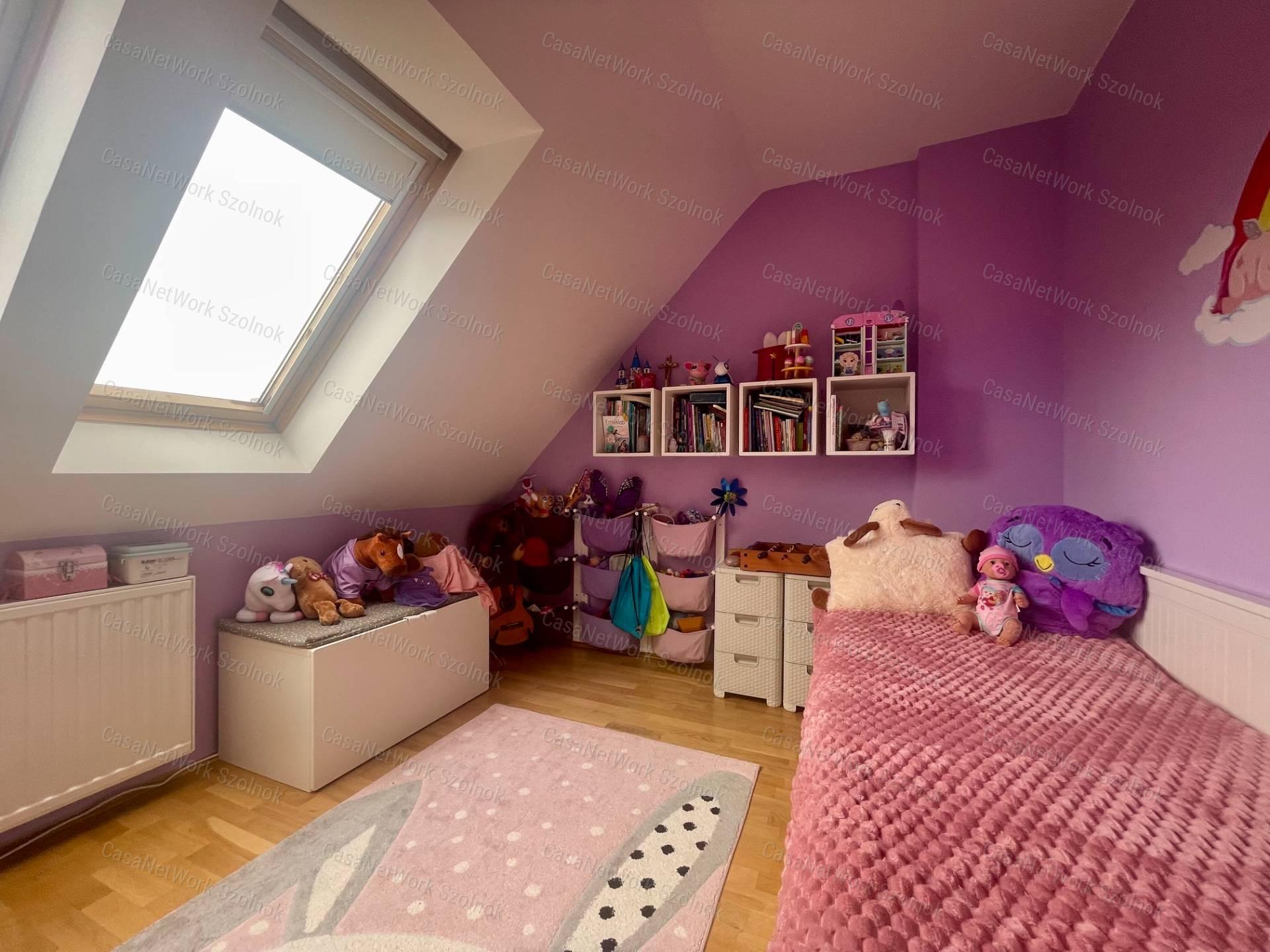 Eladó Szolnok belvárosában egy Exkluzív 88m2-es belső kétszintes lakás
