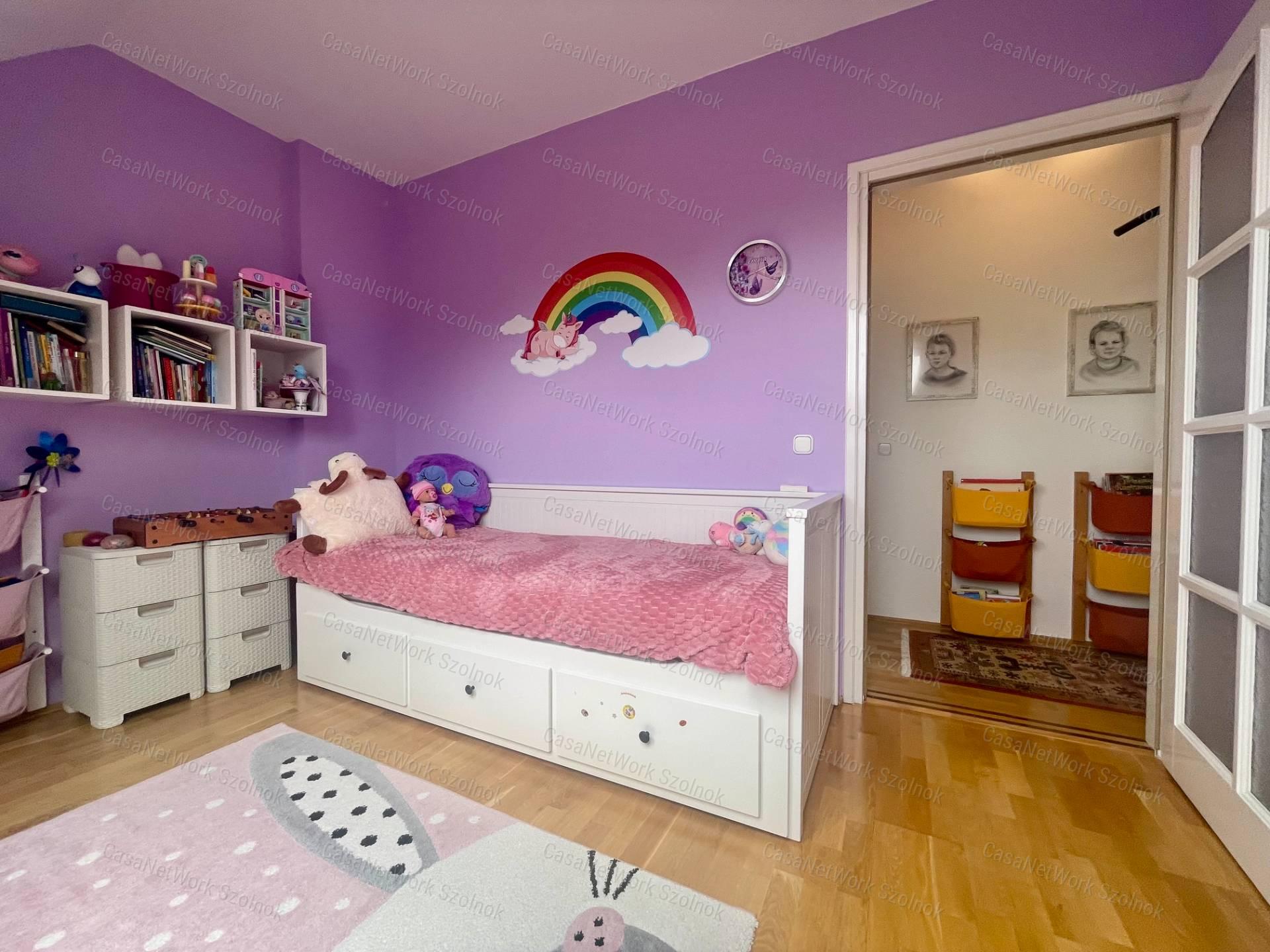 Eladó Szolnok belvárosában egy Exkluzív 88m2-es belső kétszintes lakás