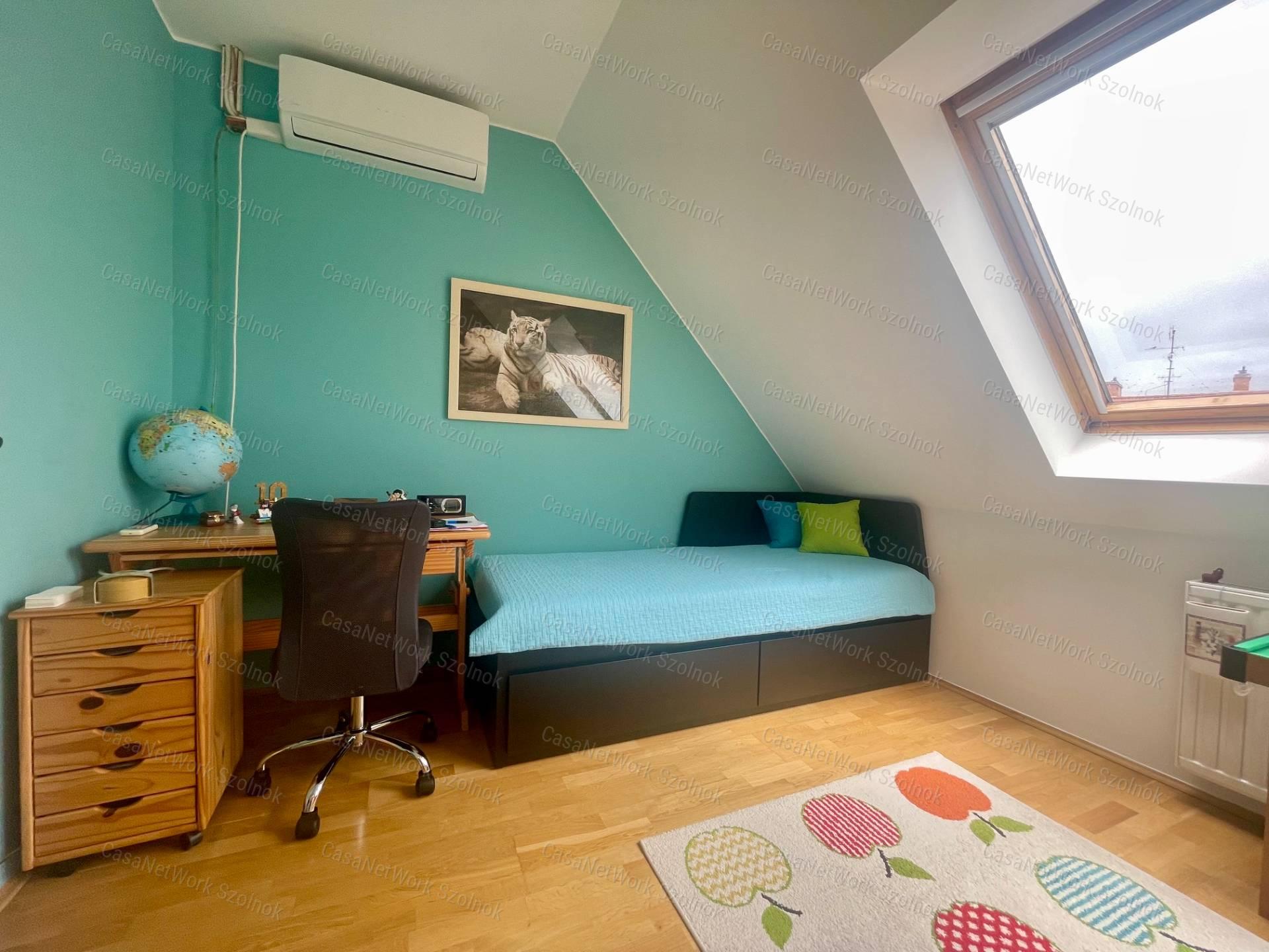 Eladó Szolnok belvárosában egy Exkluzív 88m2-es belső kétszintes lakás
