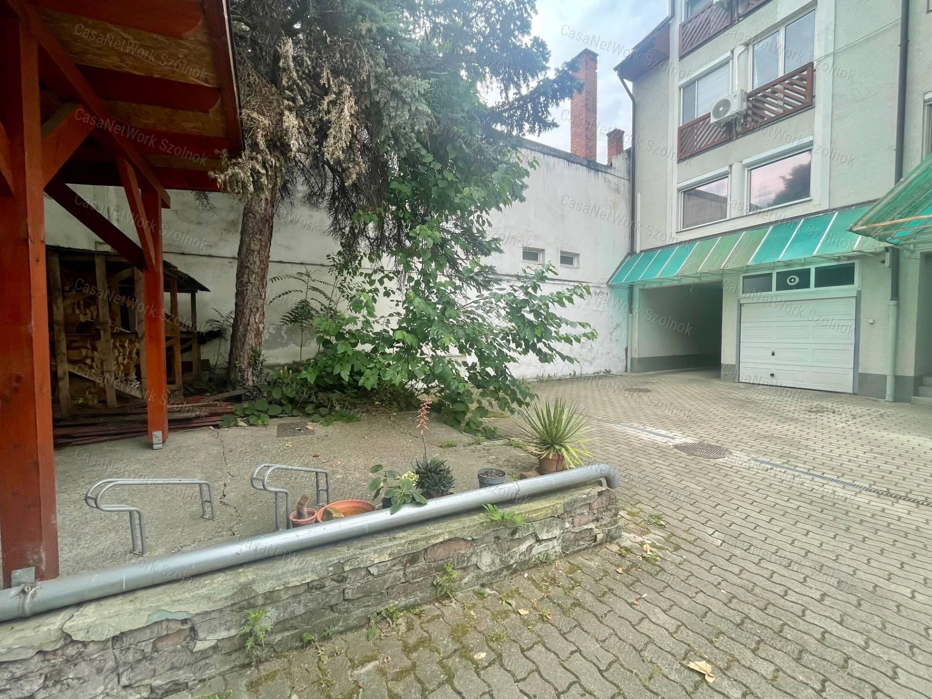 Eladó Szolnok belvárosában egy Exkluzív 88m2-es belső kétszintes lakás