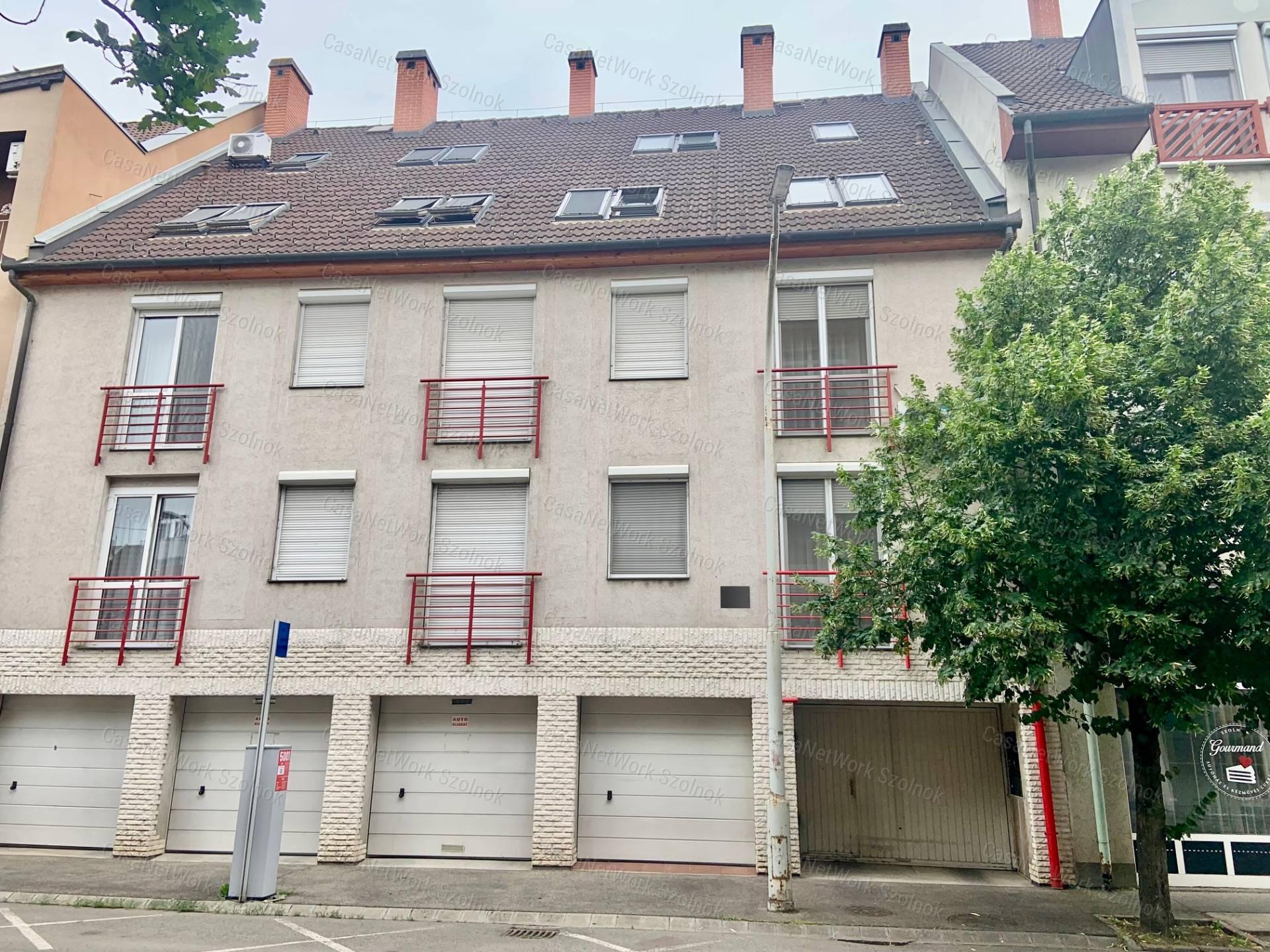 Eladó Szolnok belvárosában egy Exkluzív 88m2-es belső kétszintes lakás
