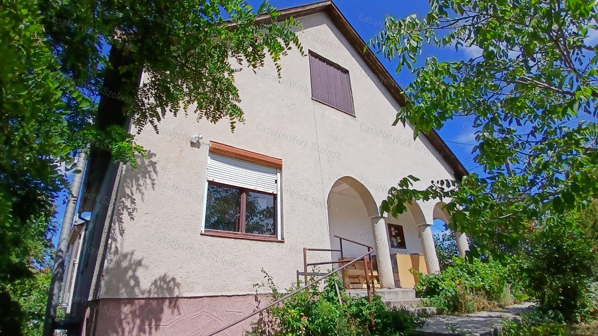 Eladó Tiszaföldváron egy 78 nm-es 3 szobás családi ház.