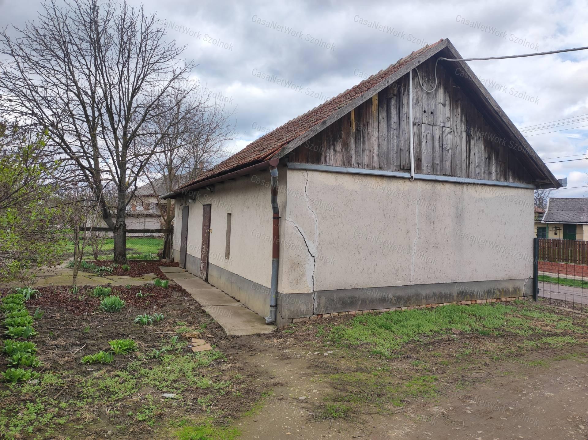 Eladó 3 szobás családi házzá alakítható ingatlan Jászkiséren