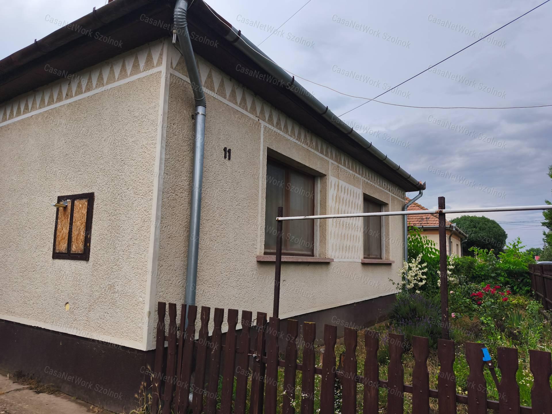 Abonyi családi ház, két bejárttal akár üzlet helyiségnek is