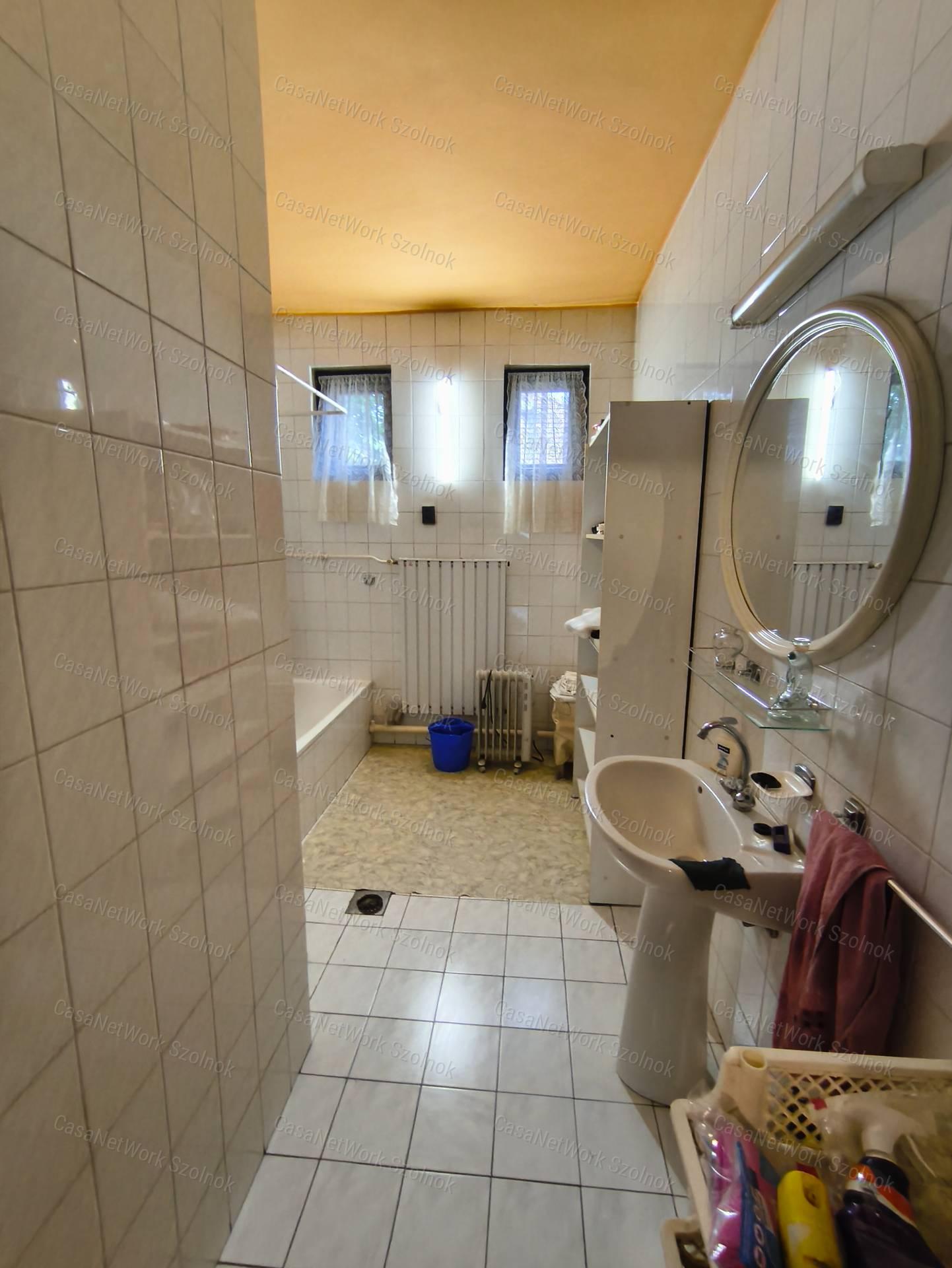 Abonyi családi ház, két bejárttal akár üzlet helyiségnek is