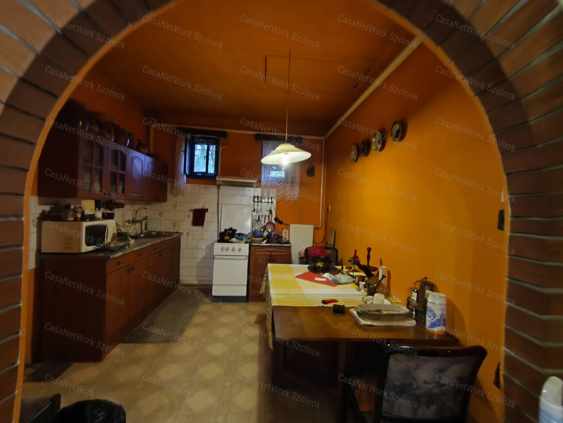 Abonyi családi ház, két bejárttal akár üzlet helyiségnek is