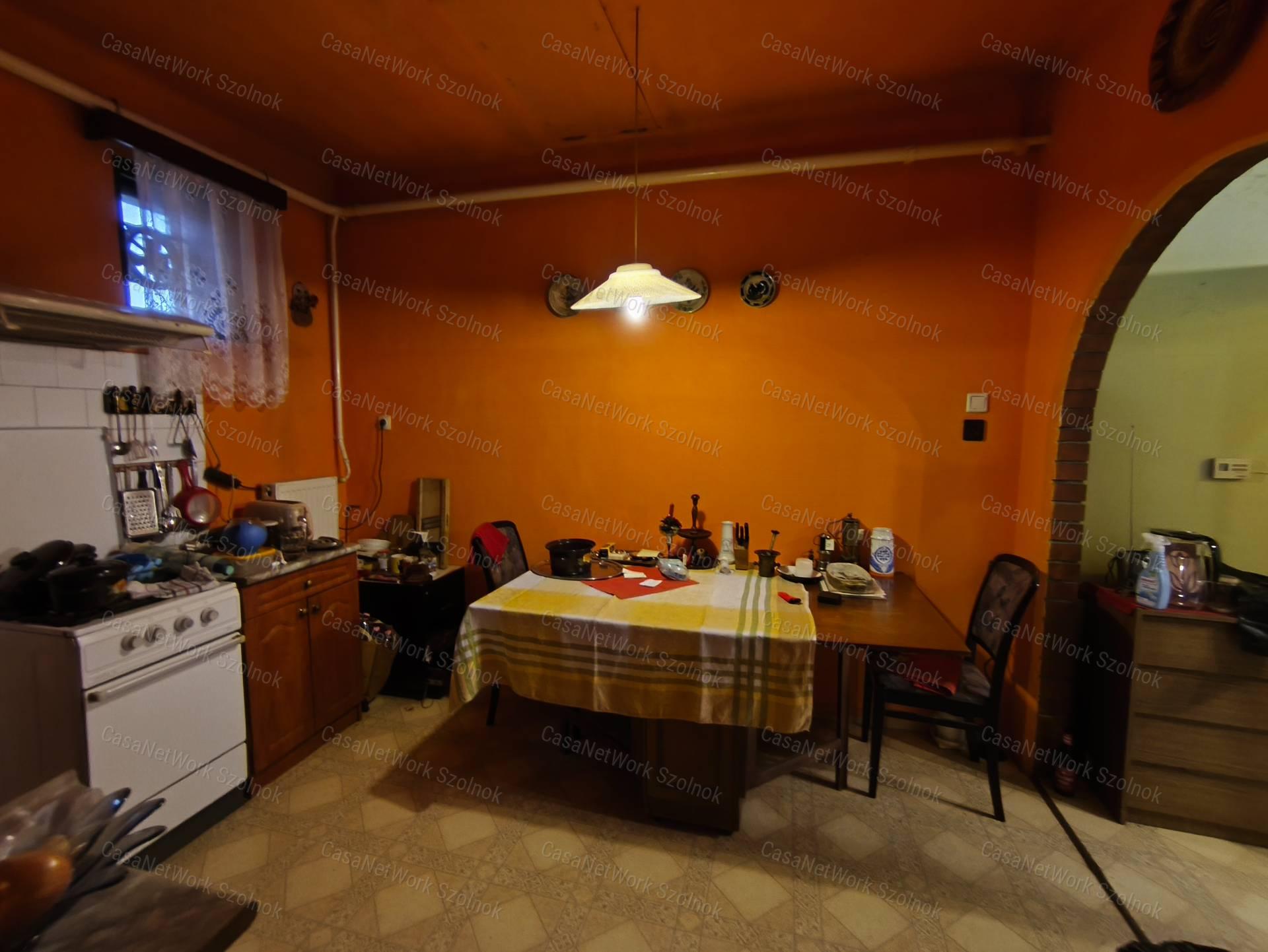 Abonyi családi ház, két bejárttal akár üzlet helyiségnek is