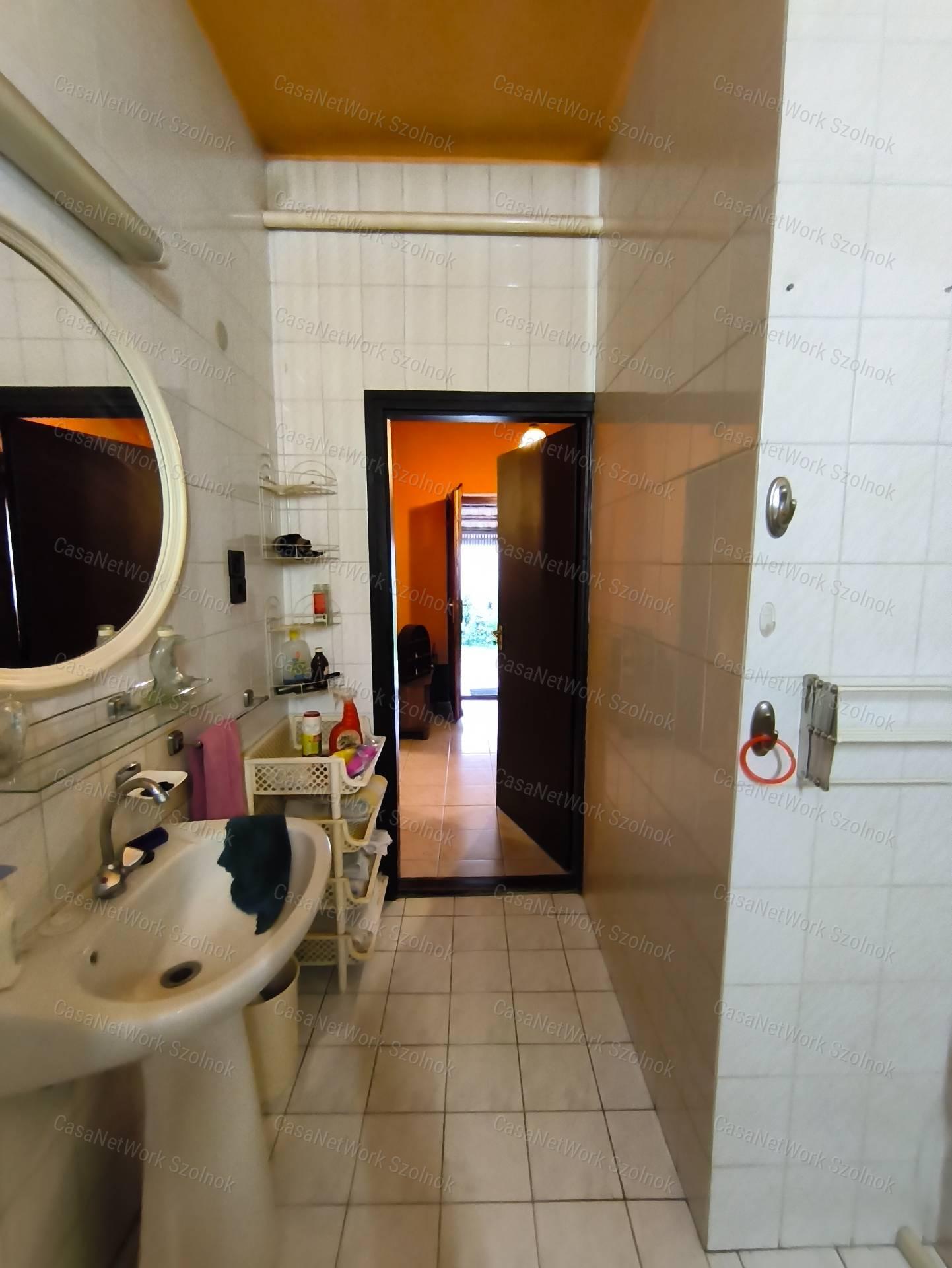 Abonyi családi ház, két bejárttal akár üzlet helyiségnek is