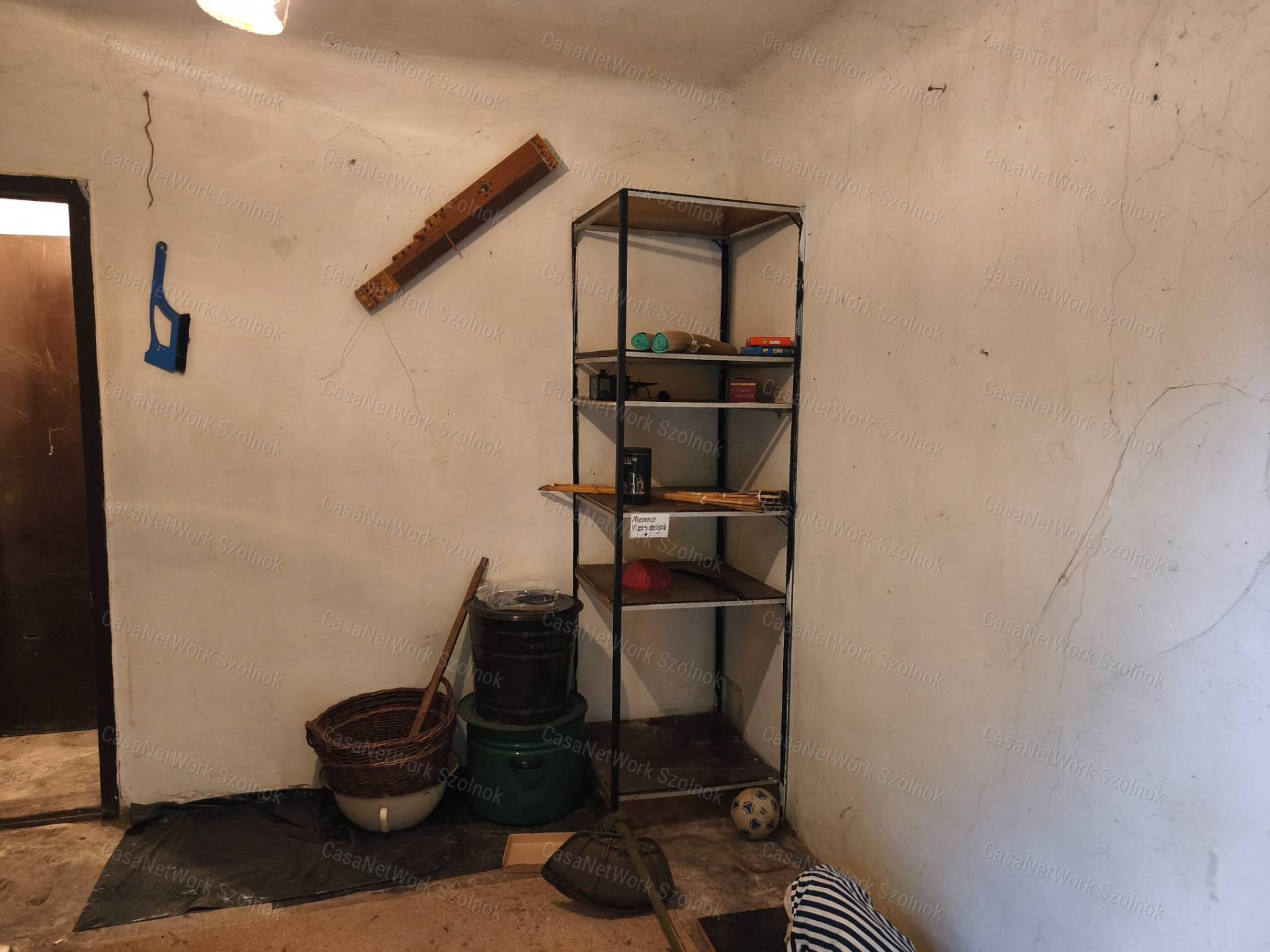 Abonyi családi ház, két bejárttal akár üzlet helyiségnek is