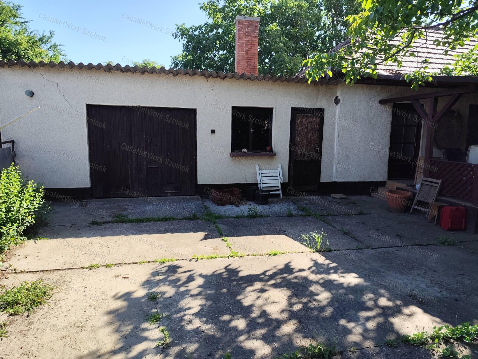 Abonyi családi ház, két bejárttal akár üzlet helyiségnek is