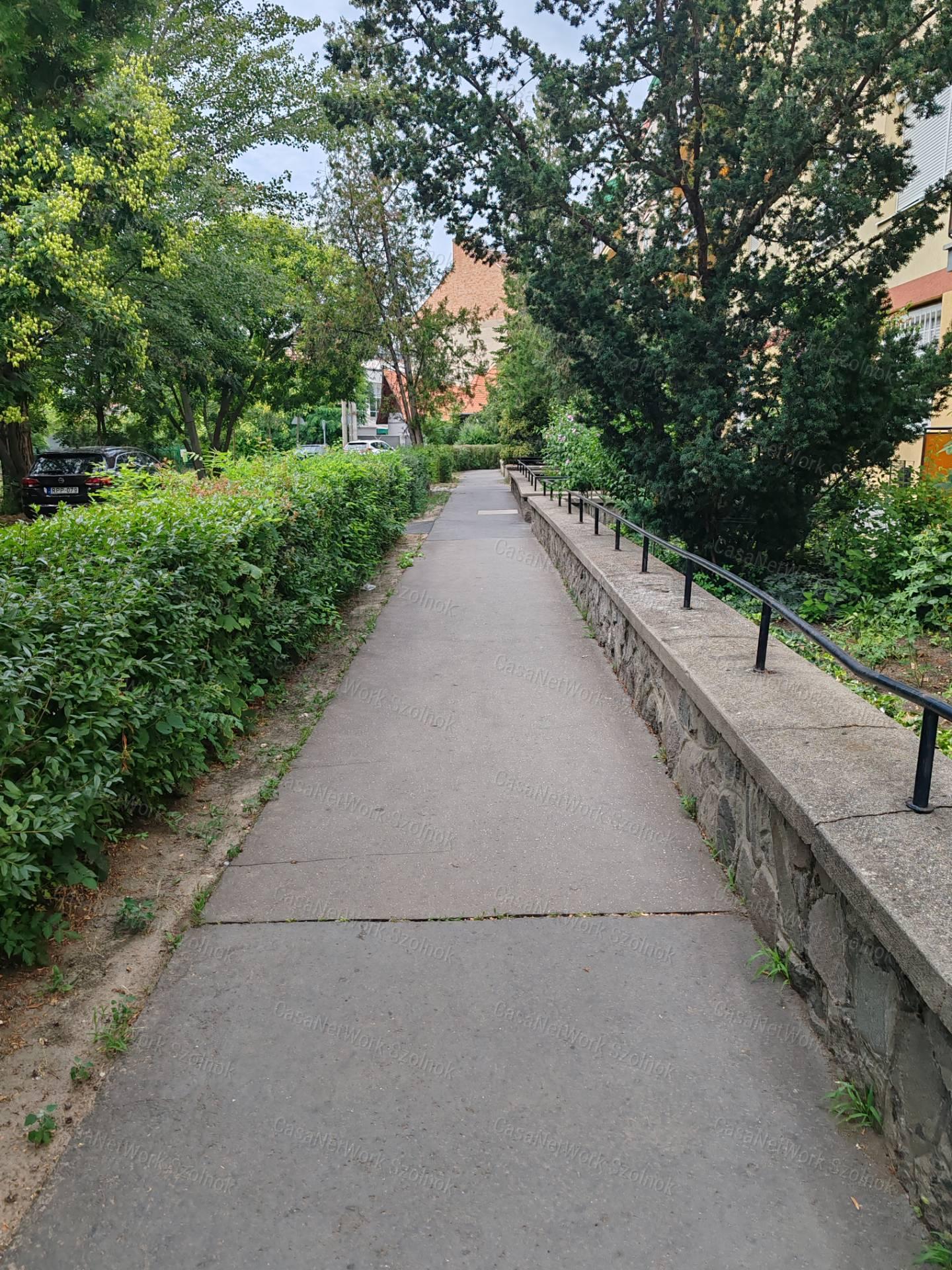 Belváros közeli, teljesen felújított 80nm-es, földszinti lakás eladó!