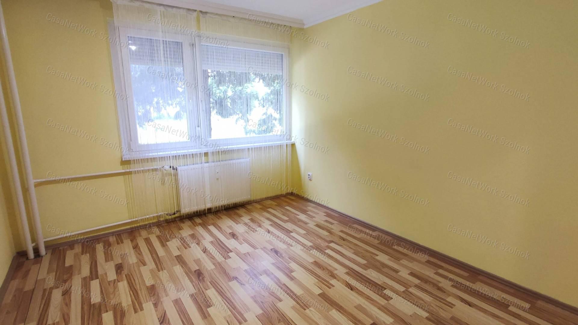 Szolnokon, a Szolnok Ispán körúton földszinti lakás kiadó!