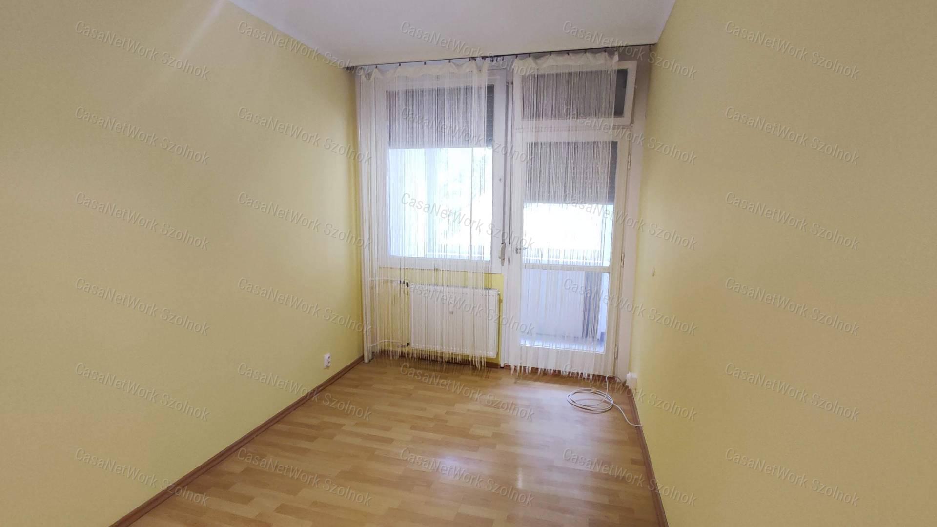 Szolnokon, a Szolnok Ispán körúton földszinti lakás kiadó!