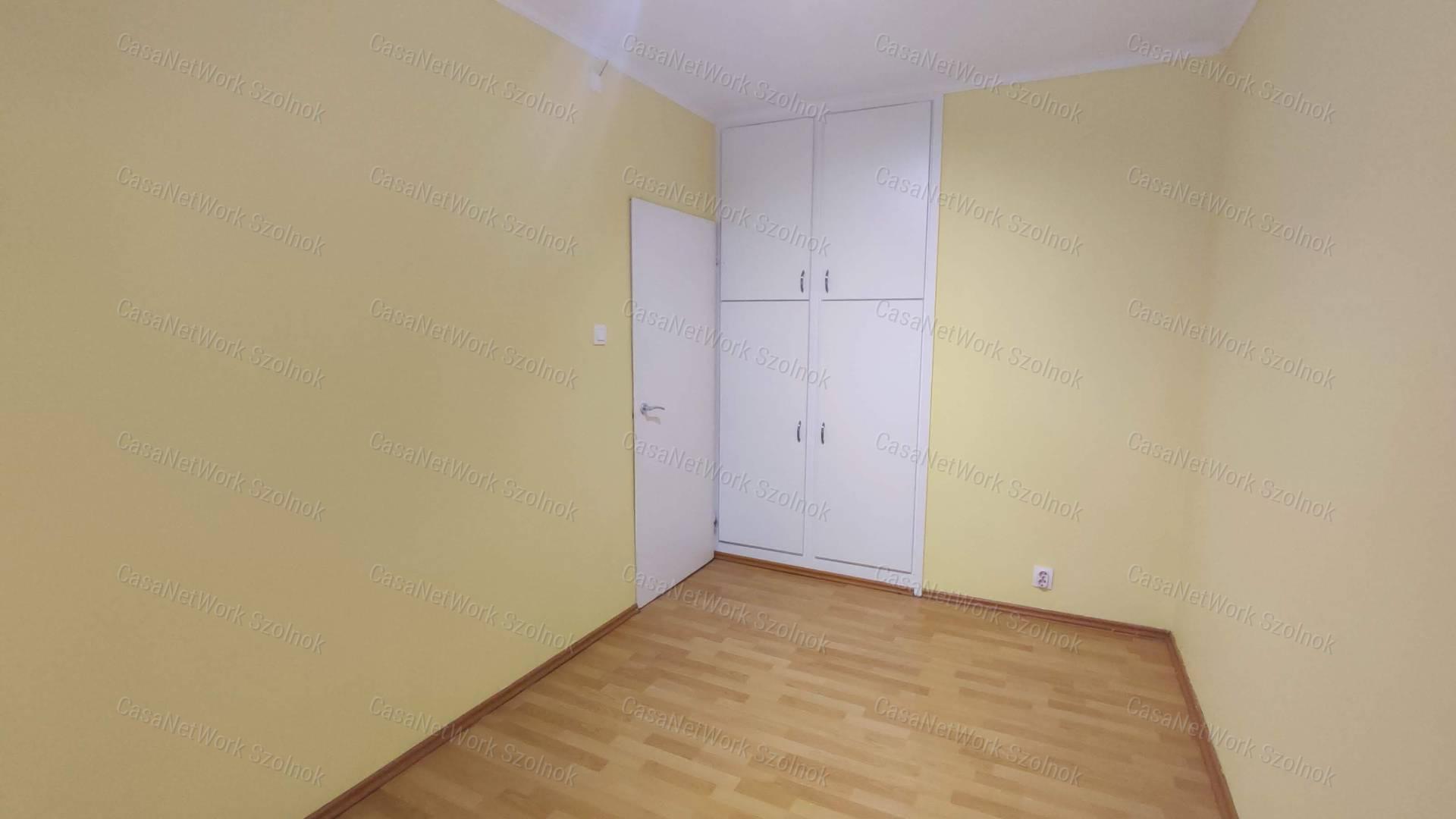 Szolnokon, a Szolnok Ispán körúton földszinti lakás kiadó!