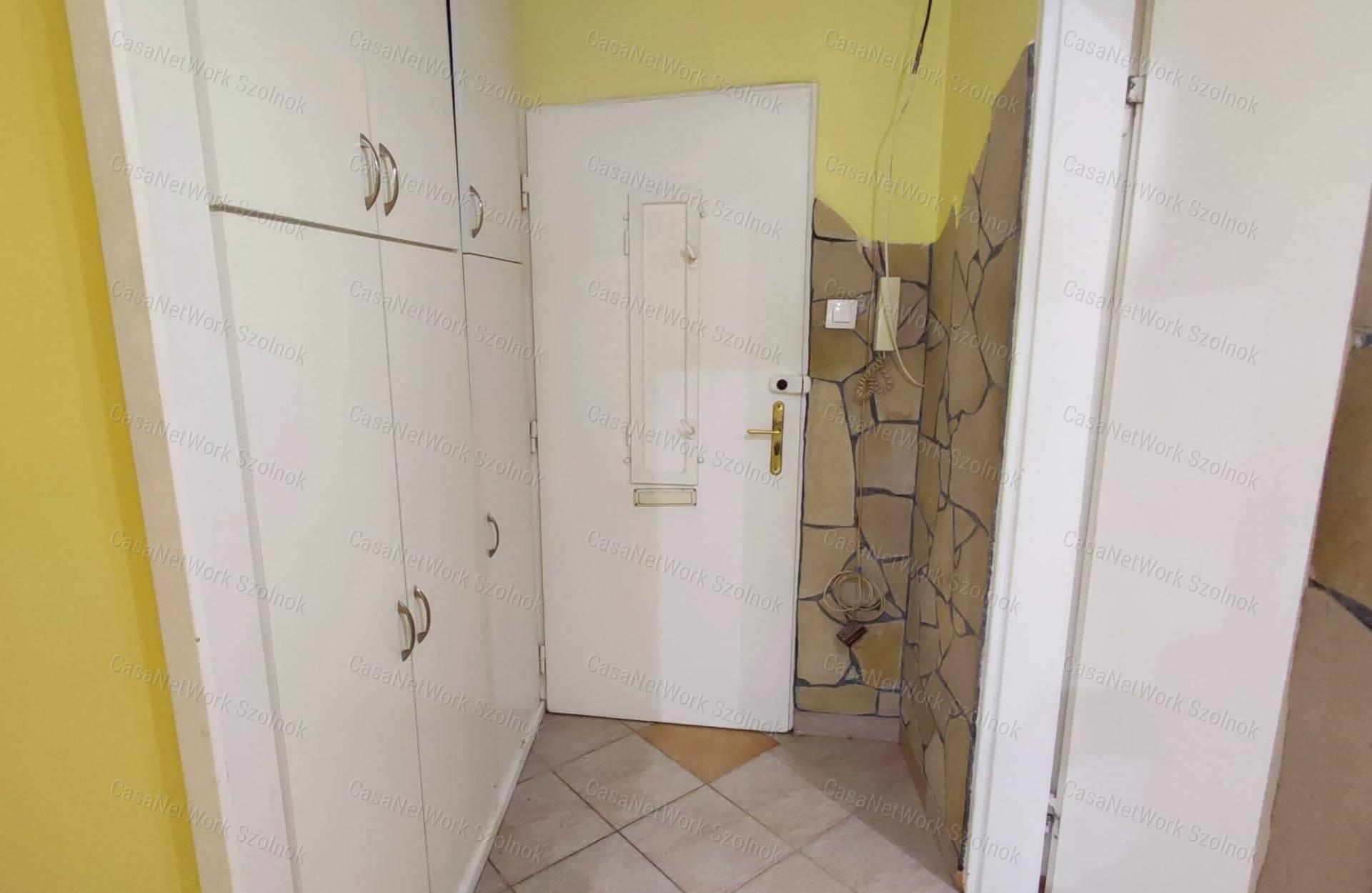 Szolnokon, a Szolnok Ispán körúton földszinti lakás kiadó!