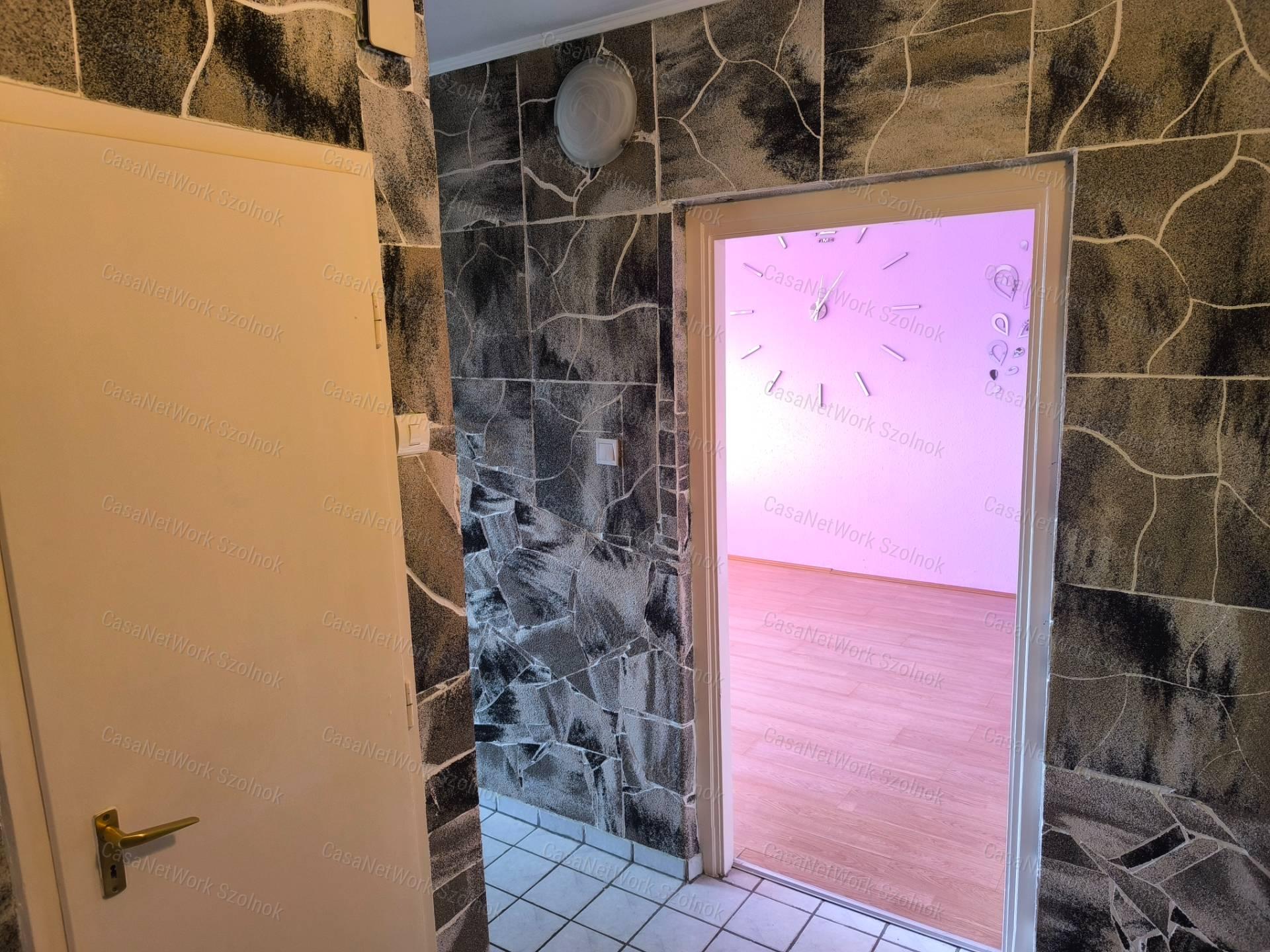 Szolnokon a Széchenyi városrészben 49 m2-es felújított lakás eladó!