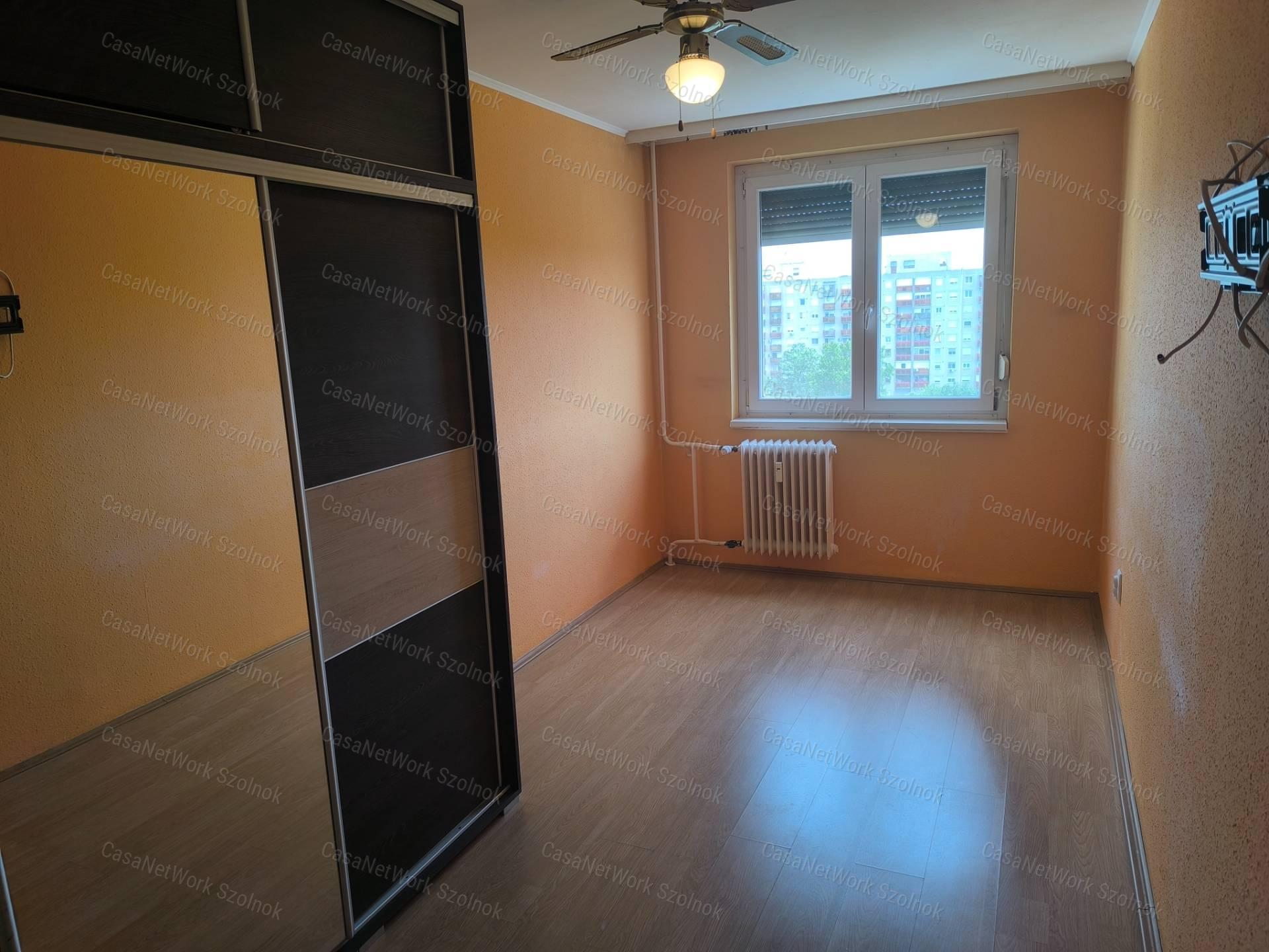 Szolnokon a Széchenyi városrészben 49 m2-es felújított lakás eladó!