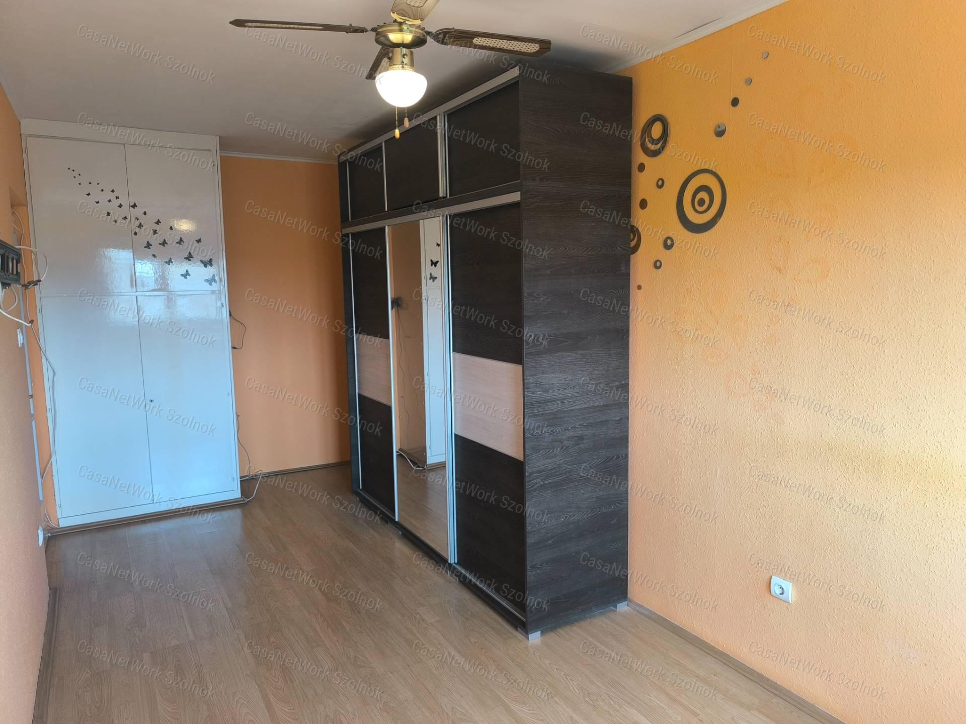 Szolnokon a Széchenyi városrészben 49 m2-es felújított lakás eladó!