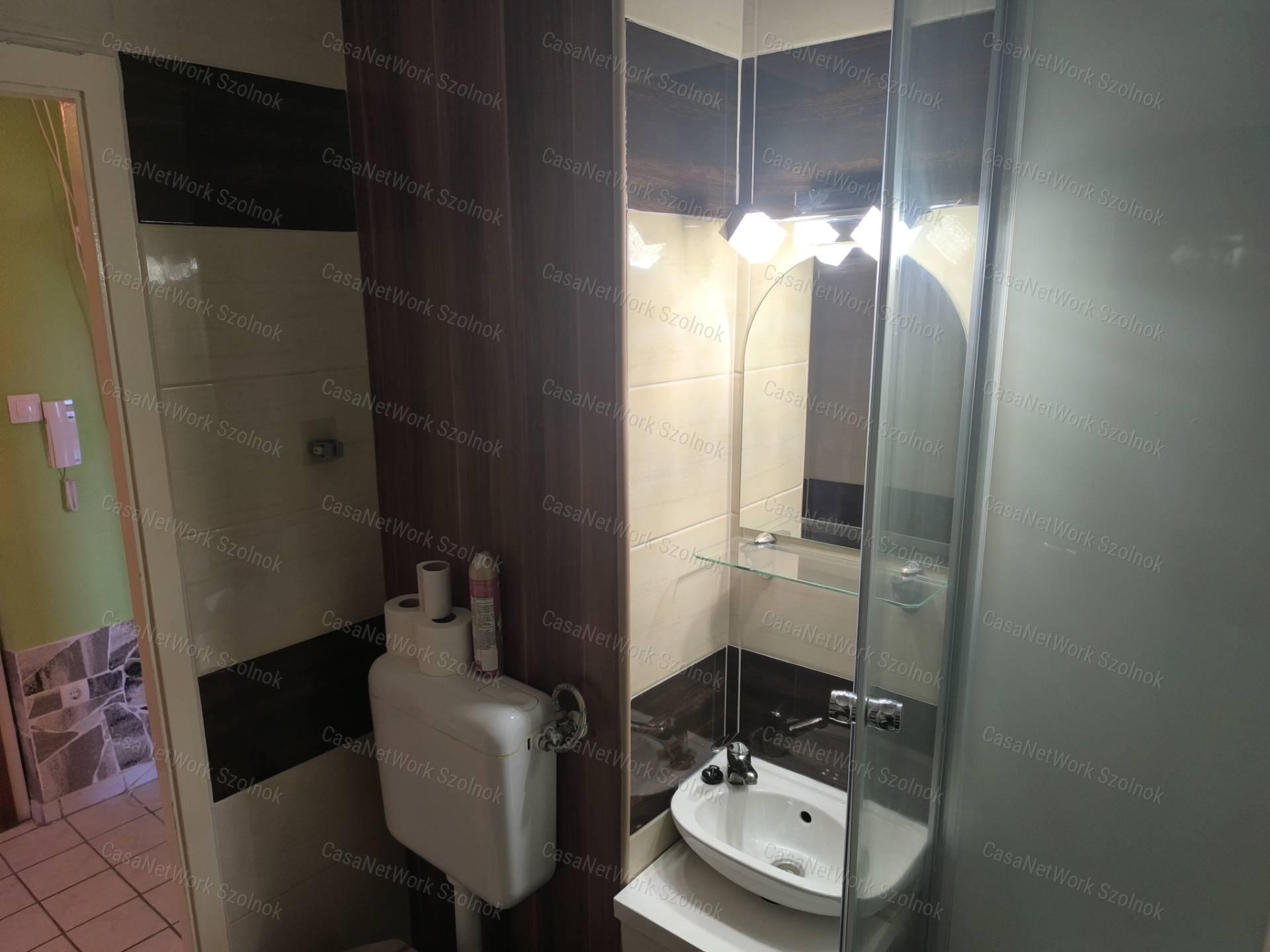 Szolnokon a Széchenyi városrészben 49 m2-es felújított lakás eladó!