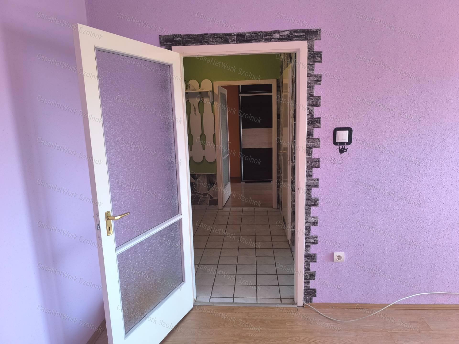 Szolnokon a Széchenyi városrészben 49 m2-es felújított lakás eladó!