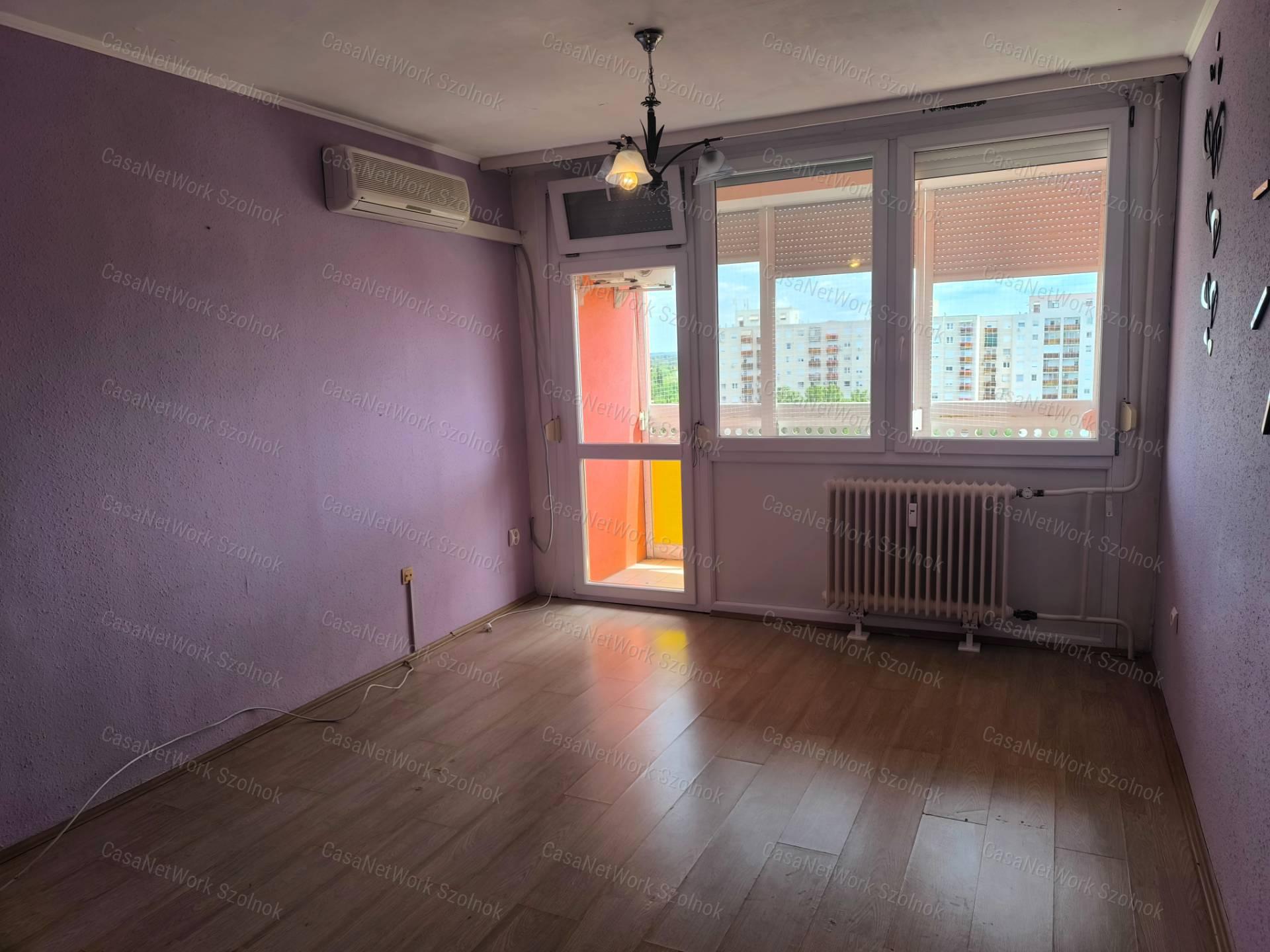 Szolnokon a Széchenyi városrészben 49 m2-es felújított lakás eladó!