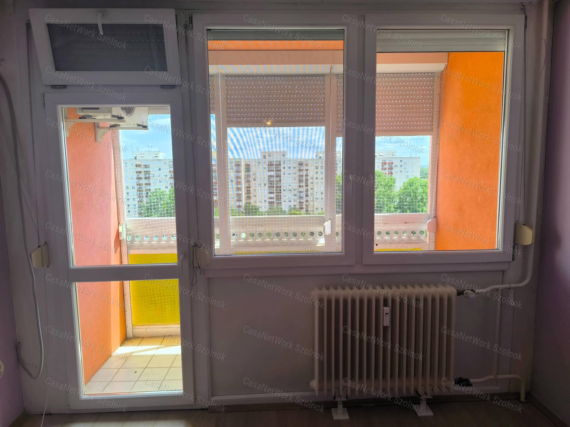 Szolnokon a Széchenyi városrészben 49 m2-es felújított lakás eladó!