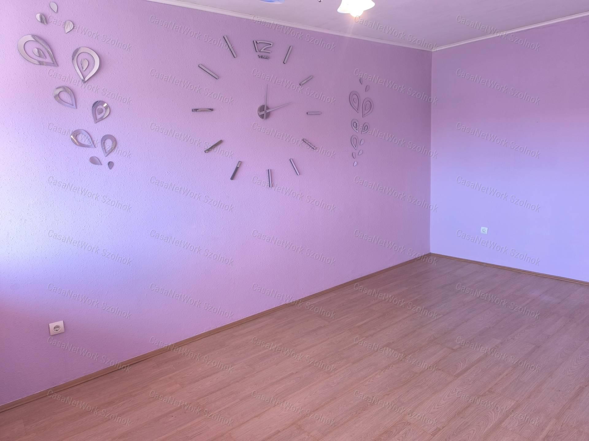 Szolnokon a Széchenyi városrészben 49 m2-es felújított lakás eladó!