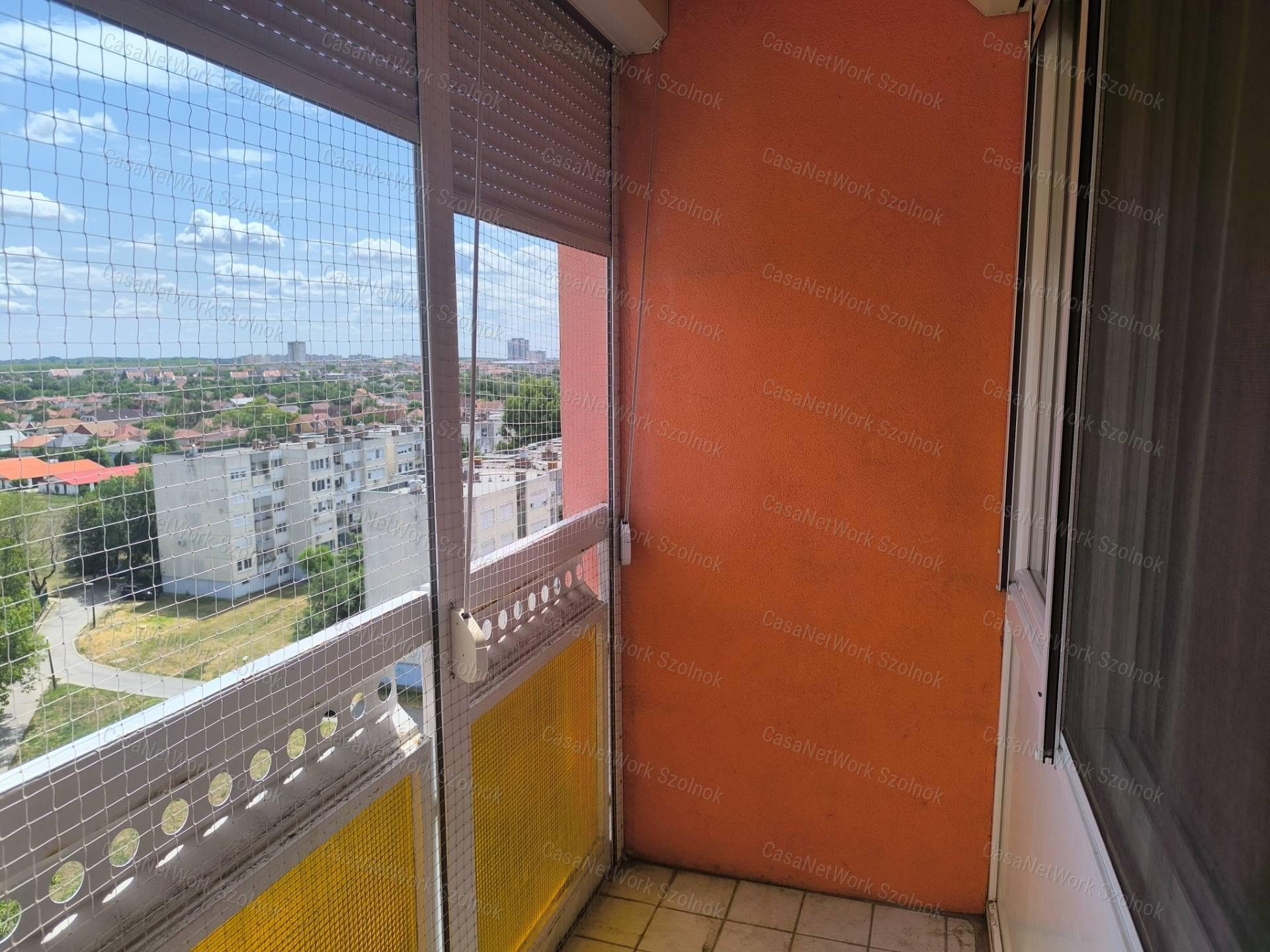 Szolnokon a Széchenyi városrészben 49 m2-es felújított lakás eladó!