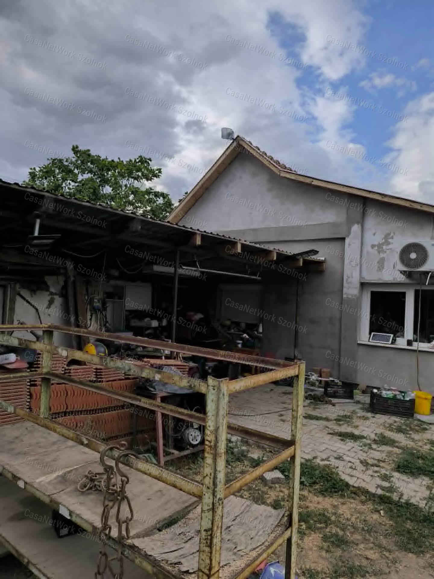 Tiszaföldváron a Kőrösi Csoma Sándor úton felújított családi ház eladó