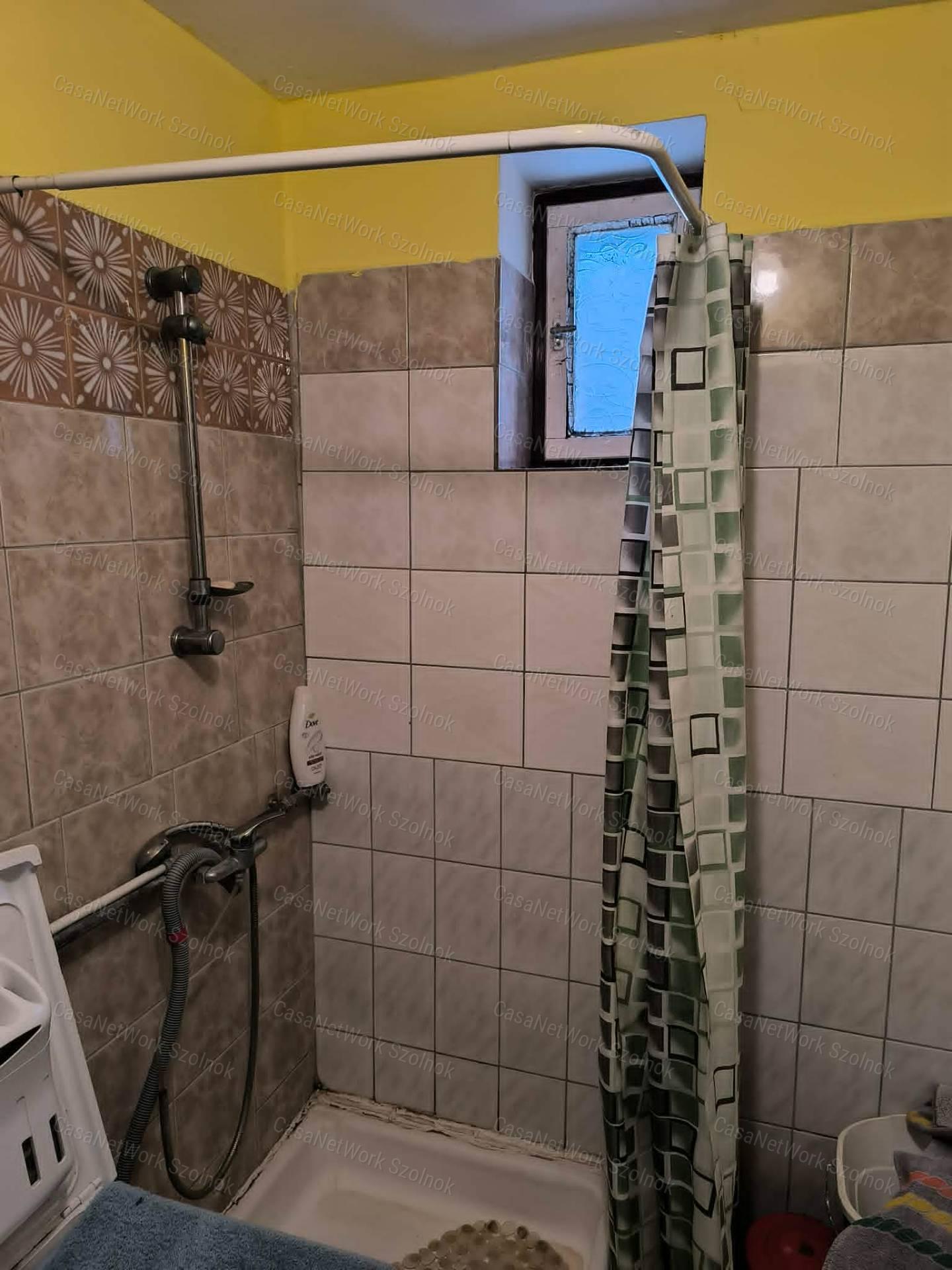Tiszaföldváron a Kőrösi Csoma Sándor úton felújított családi ház eladó