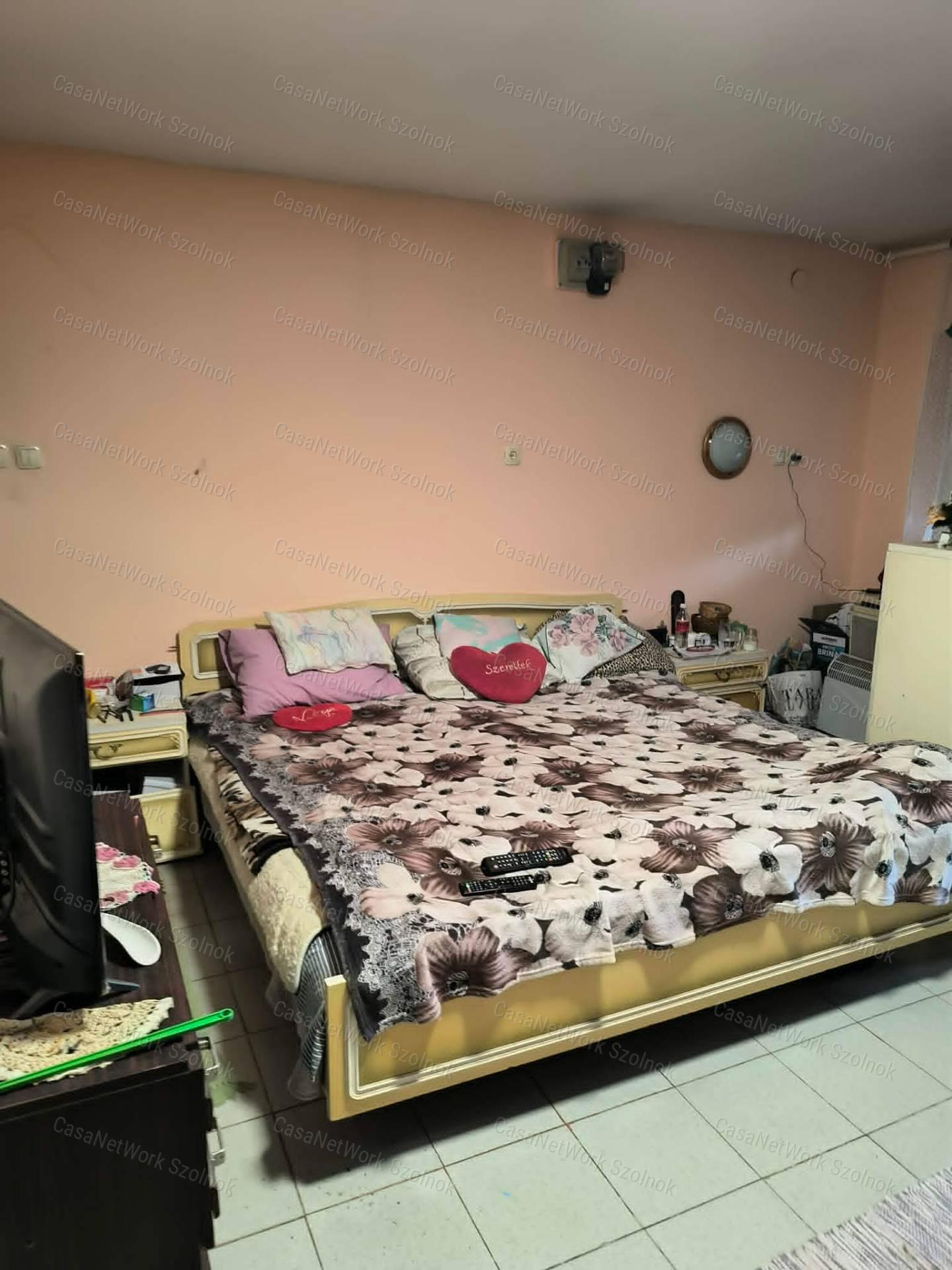 Tiszaföldváron a Kőrösi Csoma Sándor úton felújított családi ház eladó