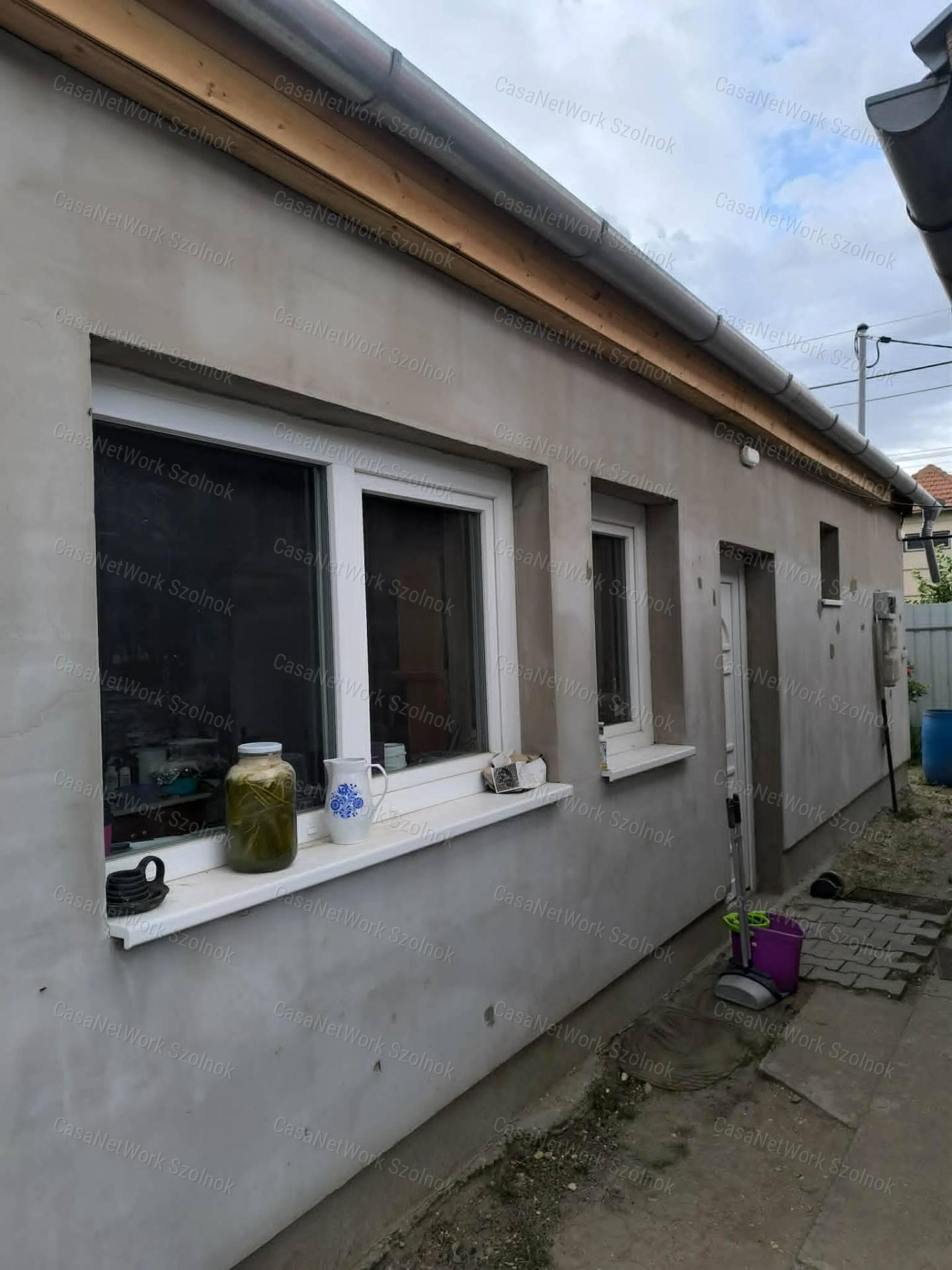 Tiszaföldváron a Kőrösi Csoma Sándor úton felújított családi ház eladó